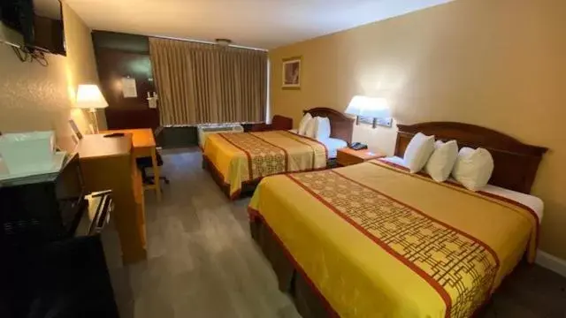 Bed in Days Inn & Suites by Wyndham Pigeon Forge