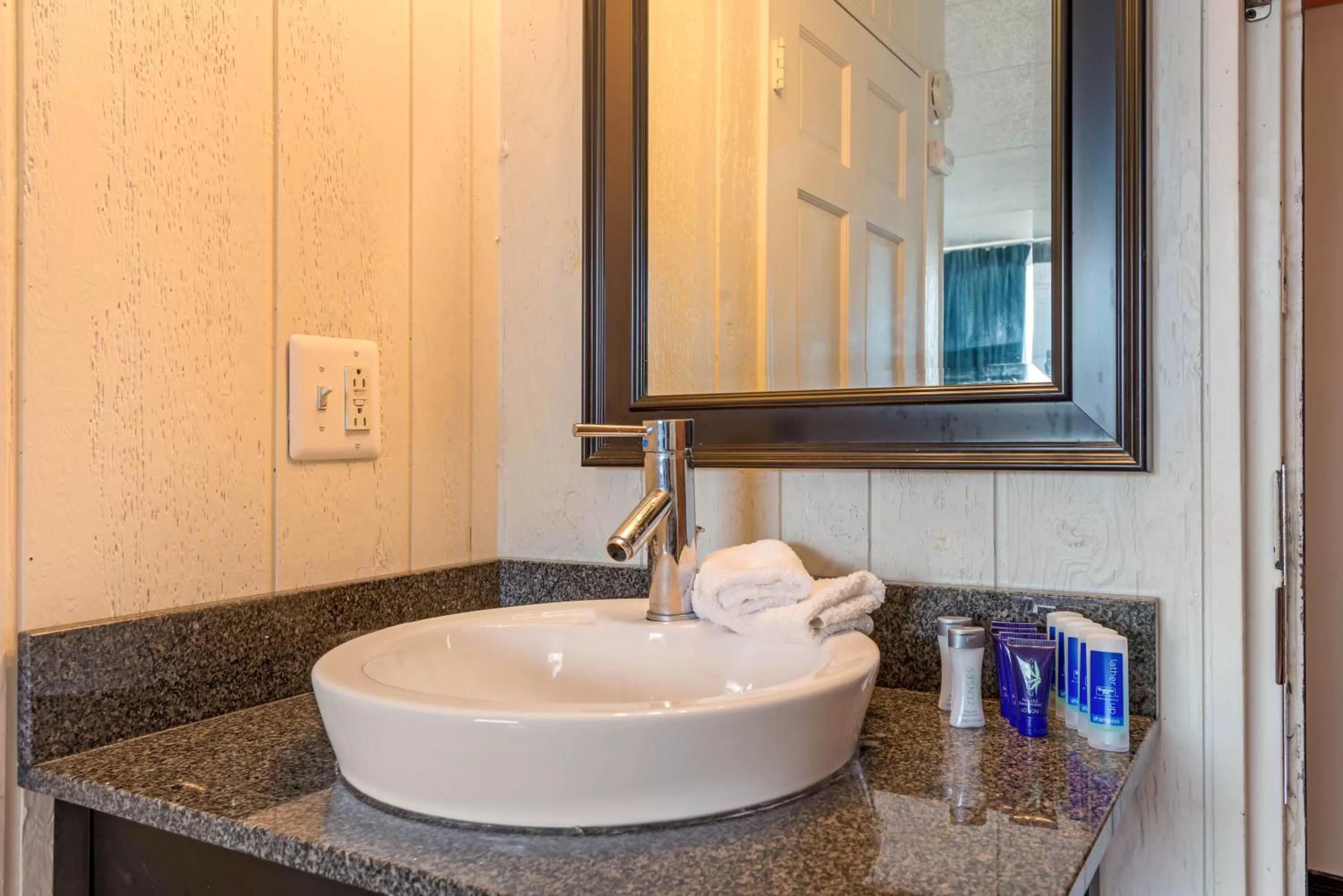 Queen Room - single occupancy in AIRE Hotel North Beach Jersey Shore