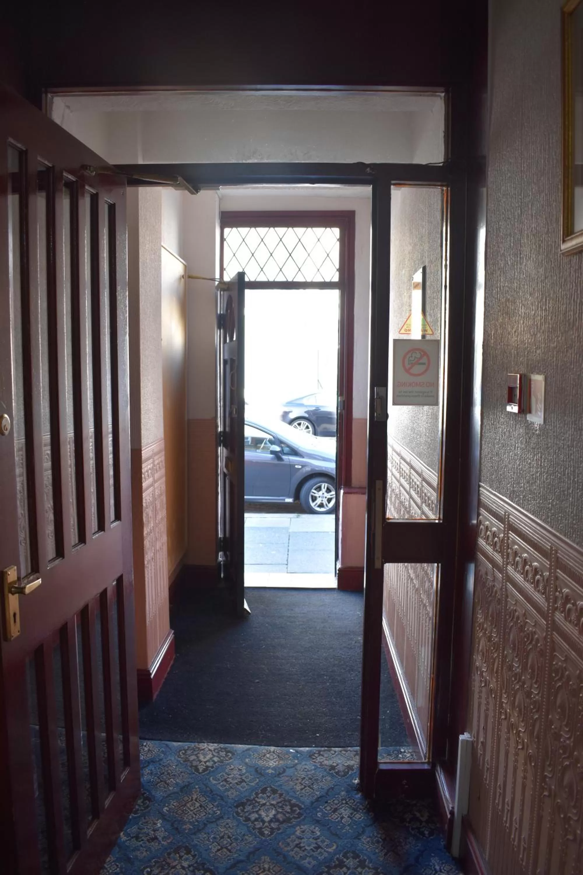 Facade/entrance, Bed in Lyndhurst Hotel