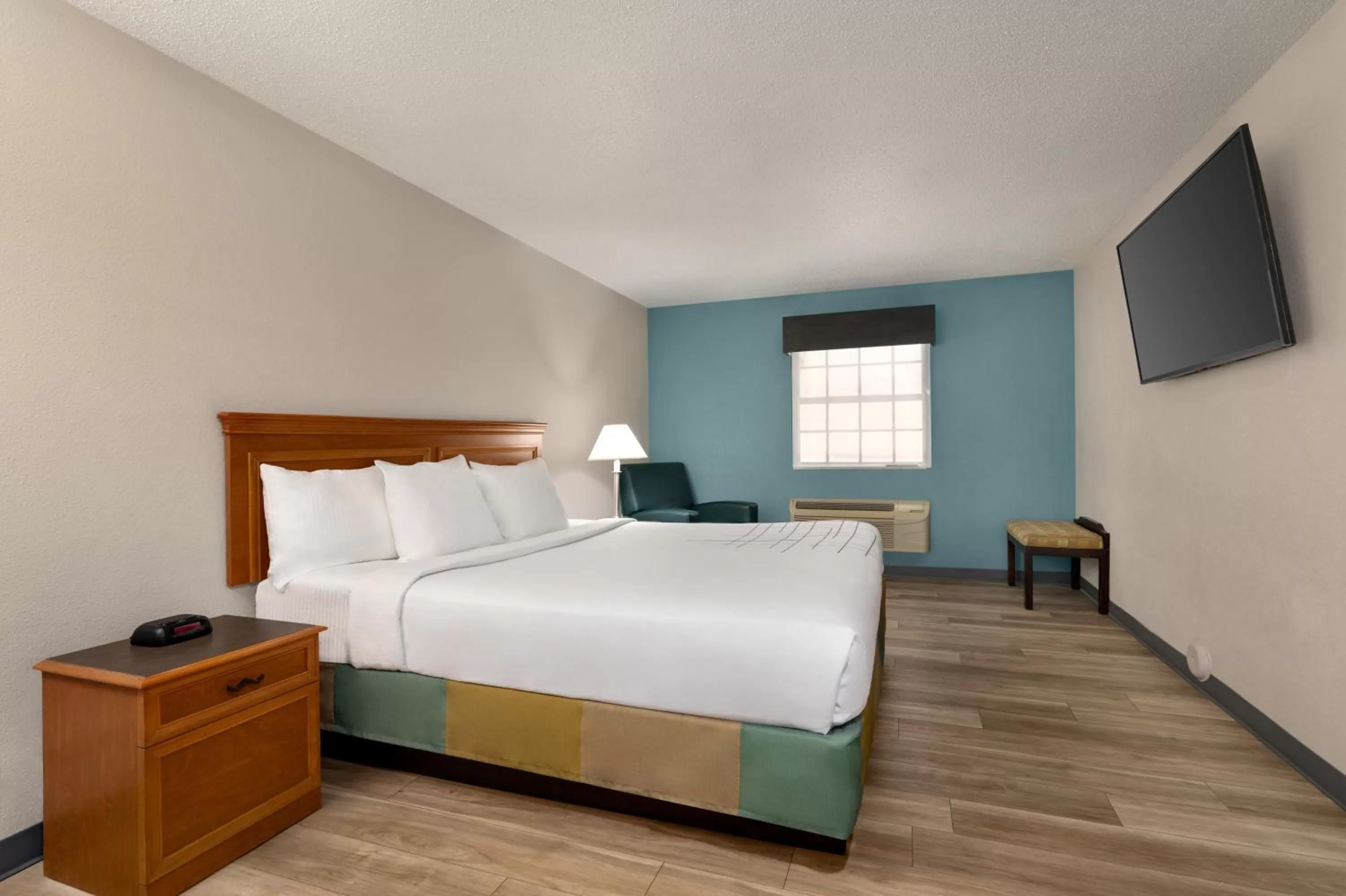 Photo of the whole room, Bed in La Quinta Inn by Wyndham Columbus Airport Area