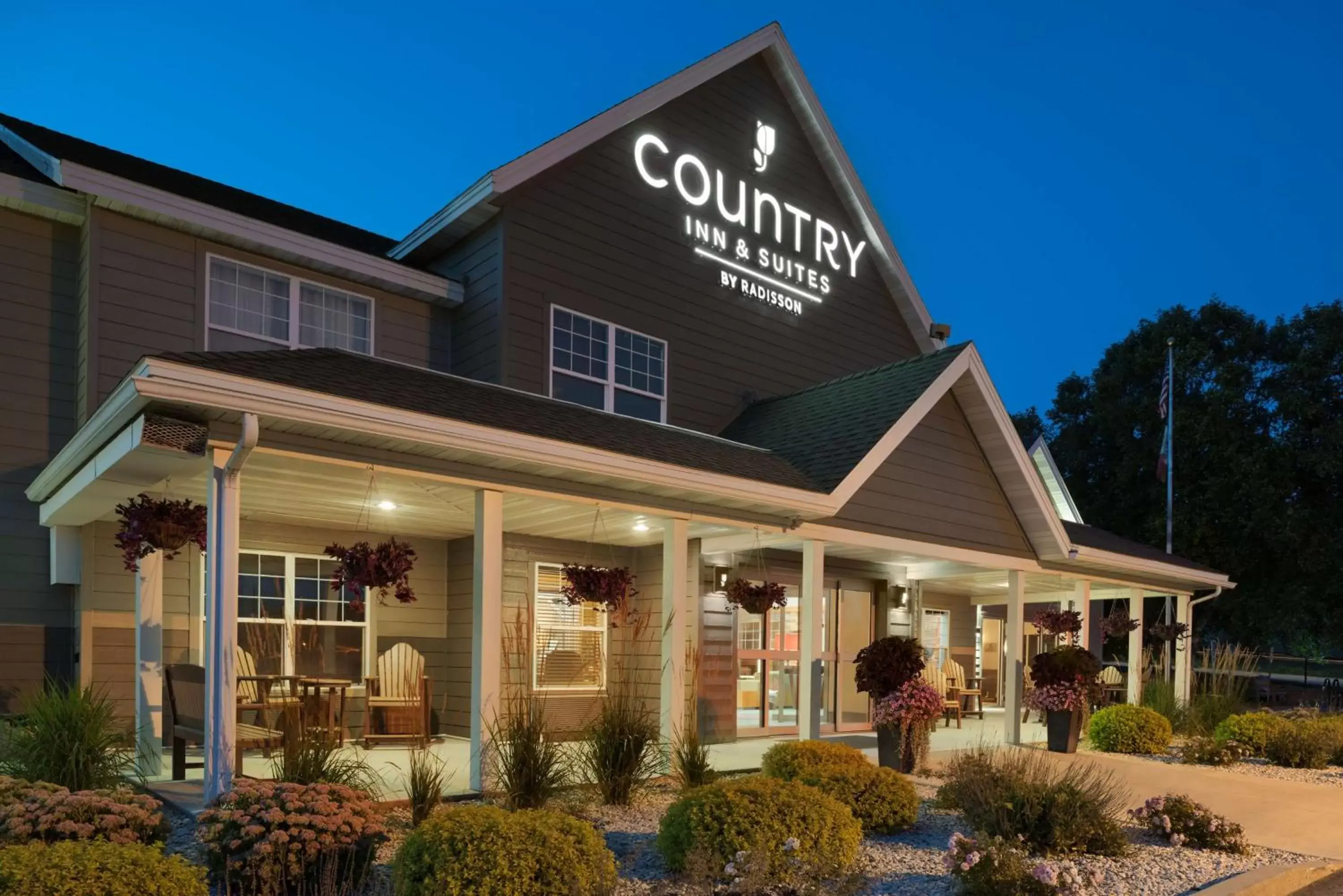 Property building in Country Inn & Suites by Radisson, Decorah, IA