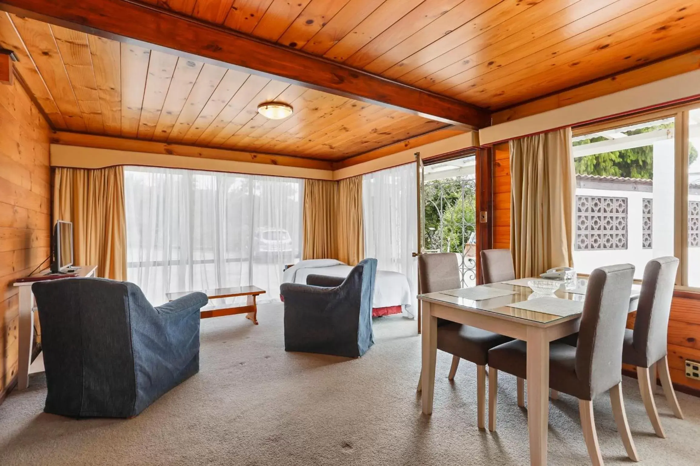 Living room in Waitakere Resort & Spa