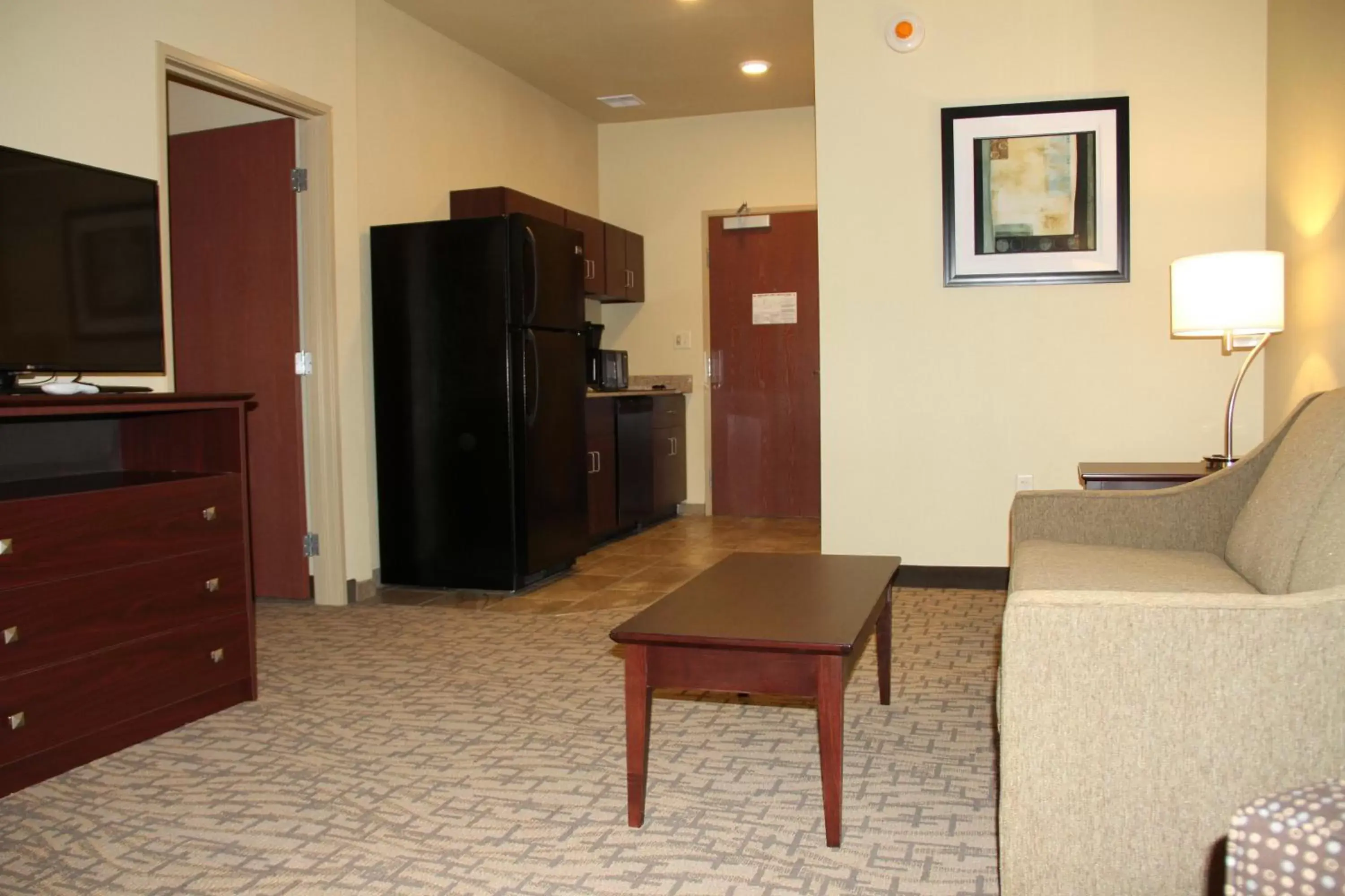 Kitchen or kitchenette, Seating Area in Cobblestone Hotel & Suites - Devils Lake