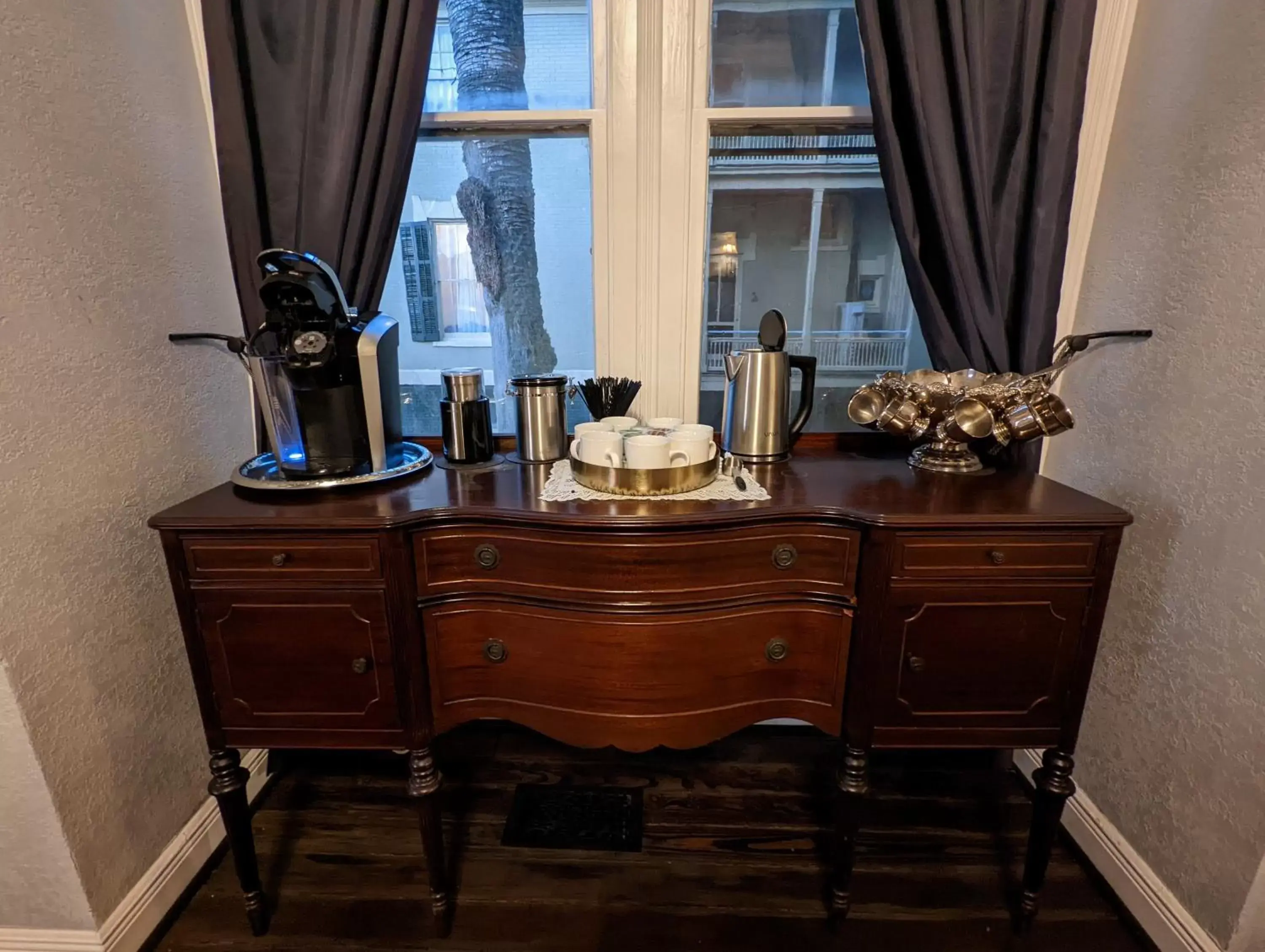 Coffee/tea facilities in The 1890 Freeman House