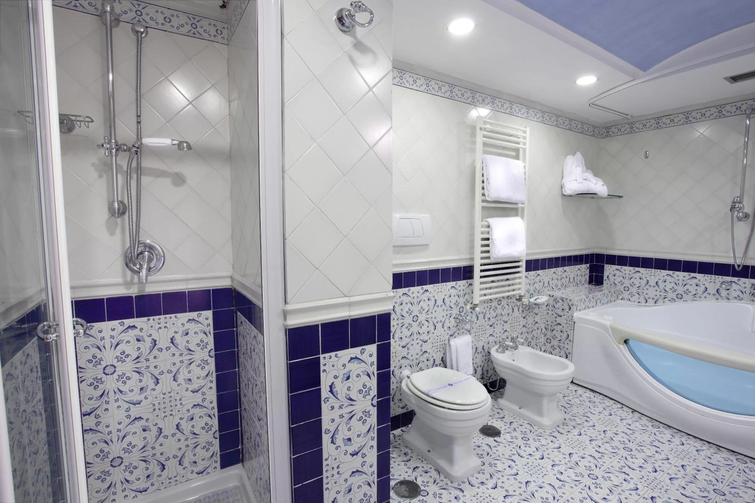 Bathroom in Lloyd's Baia Hotel