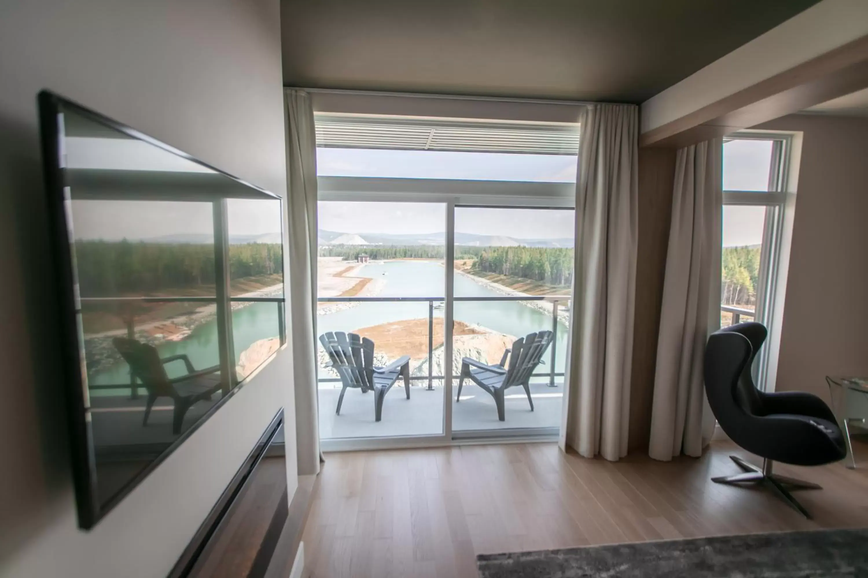 TV and multimedia, Balcony/Terrace in Hôtel du Domaine, centre de villégiature et de congrès