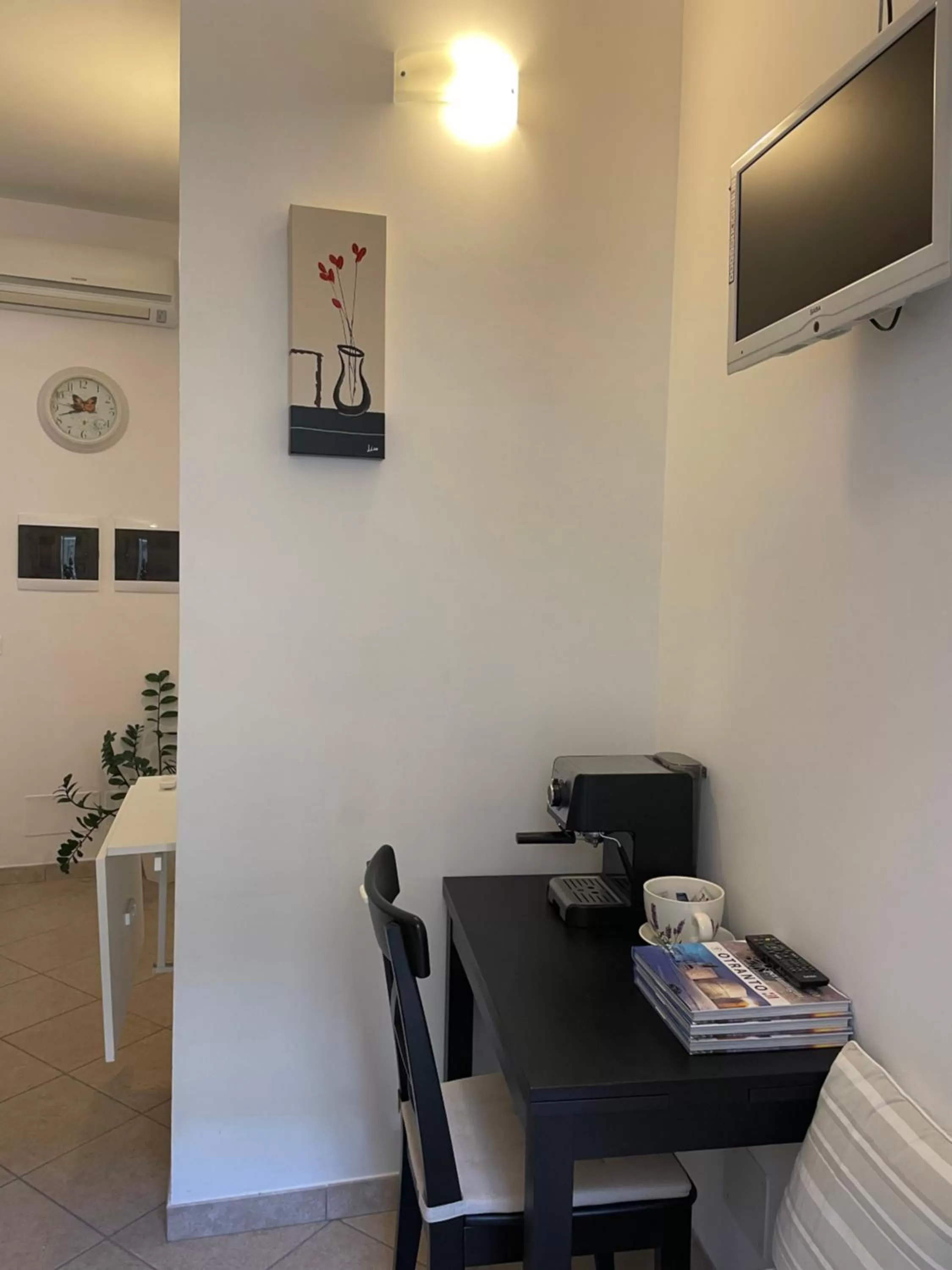 Coffee/tea facilities, Dining Area in Book and Bed