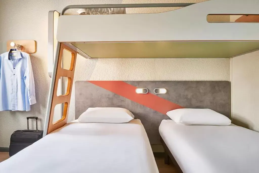 Bedroom, Bed in ibis budget Paris Porte d'Aubervilliers