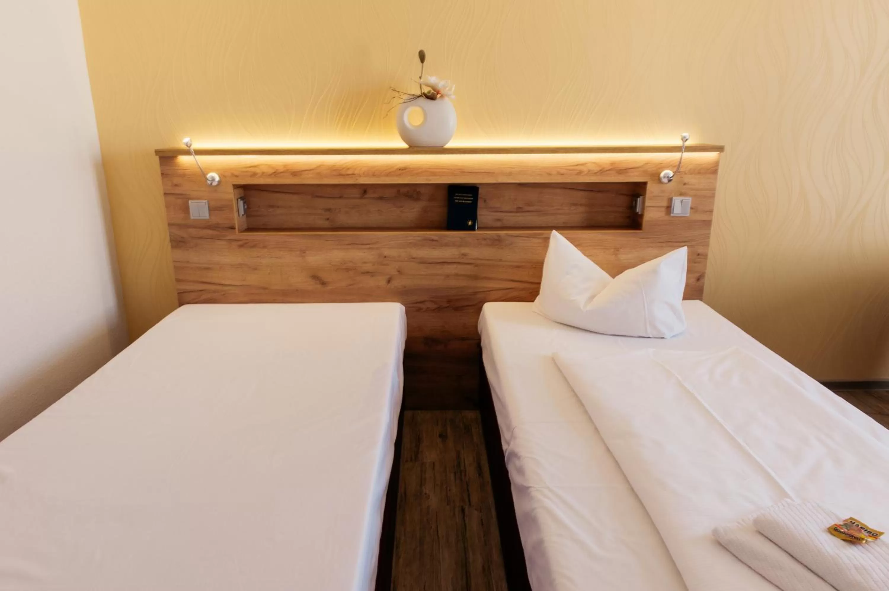 Photo of the whole room, Bed in Hotel & Restaurant "Deutscher Kaiser"