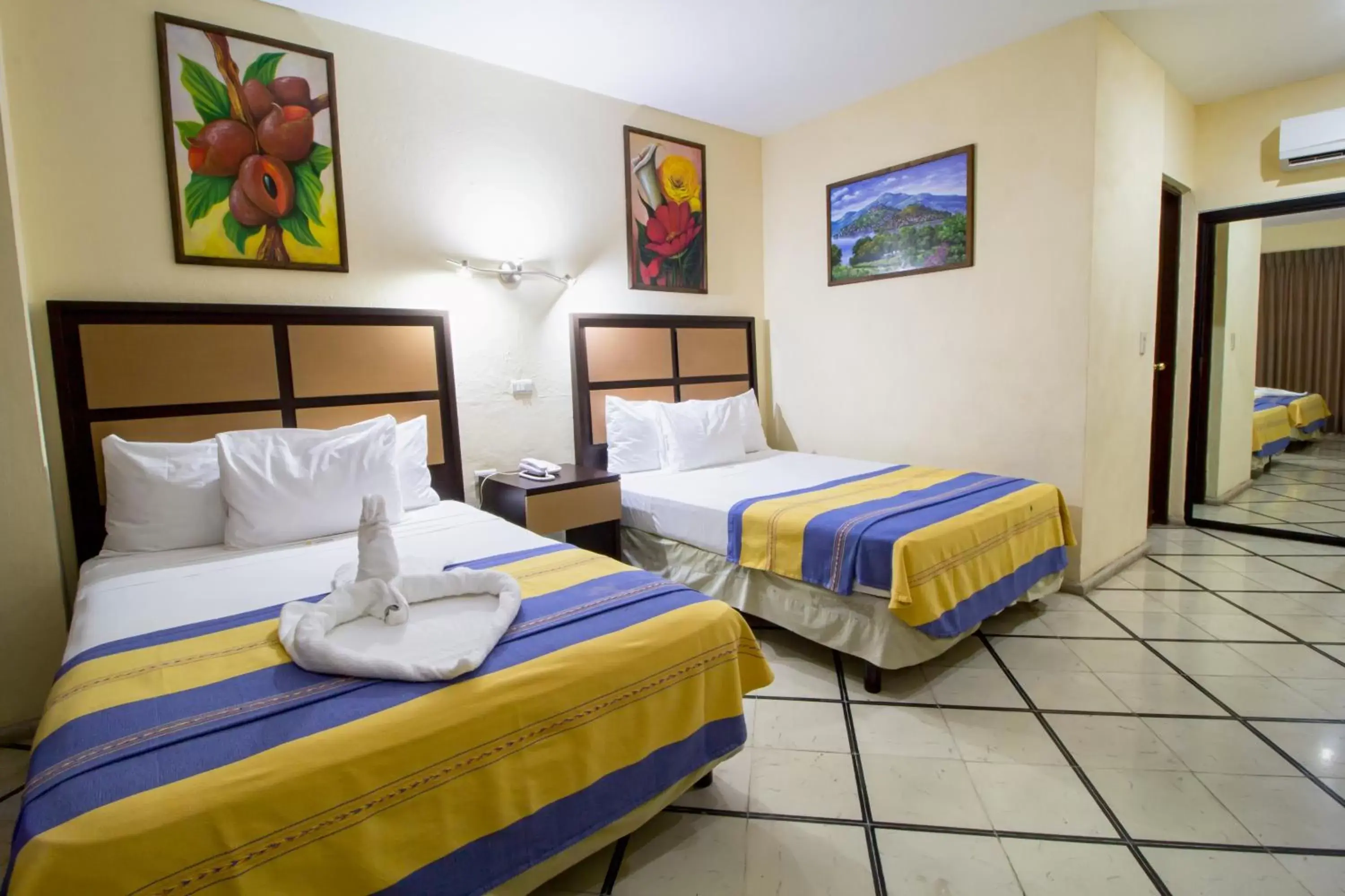 Photo of the whole room, Bed in Hotel Ambassador Mérida