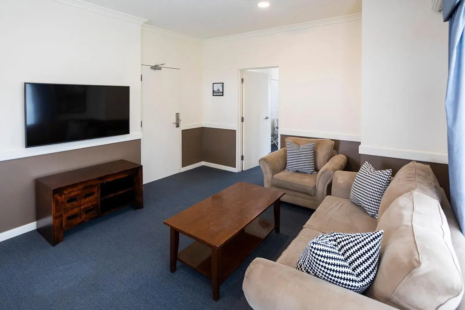 TV and multimedia, Seating Area in Hawkesbury Race Club Motel