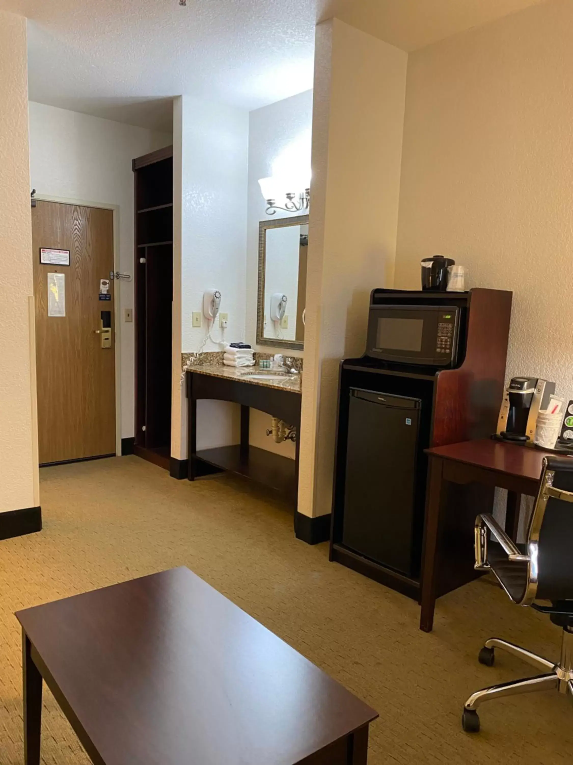 Bedroom, Kitchen/Kitchenette in Best Western Celina