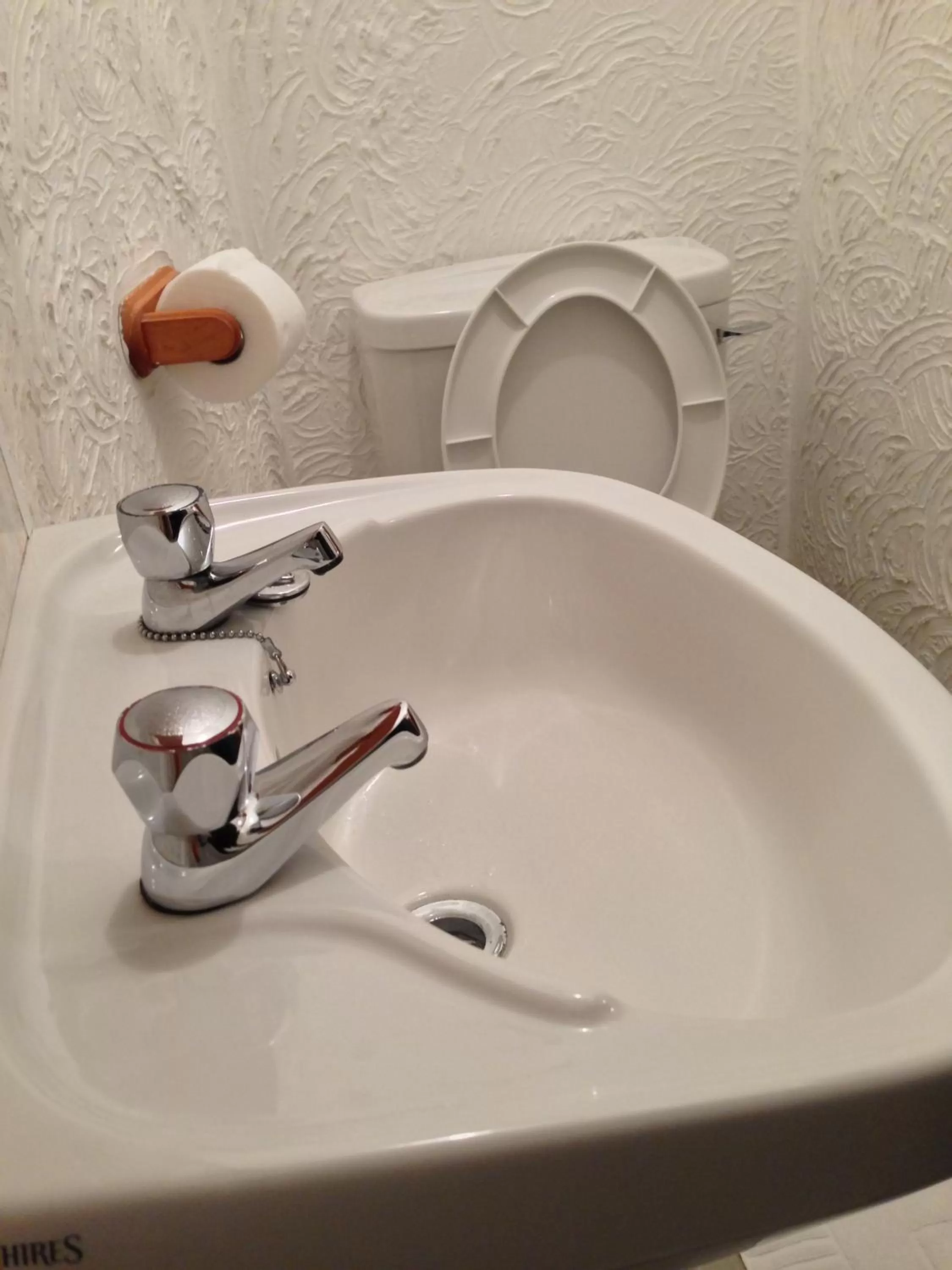 Bathroom in Wilsons Hotel - Blackpool Tower View