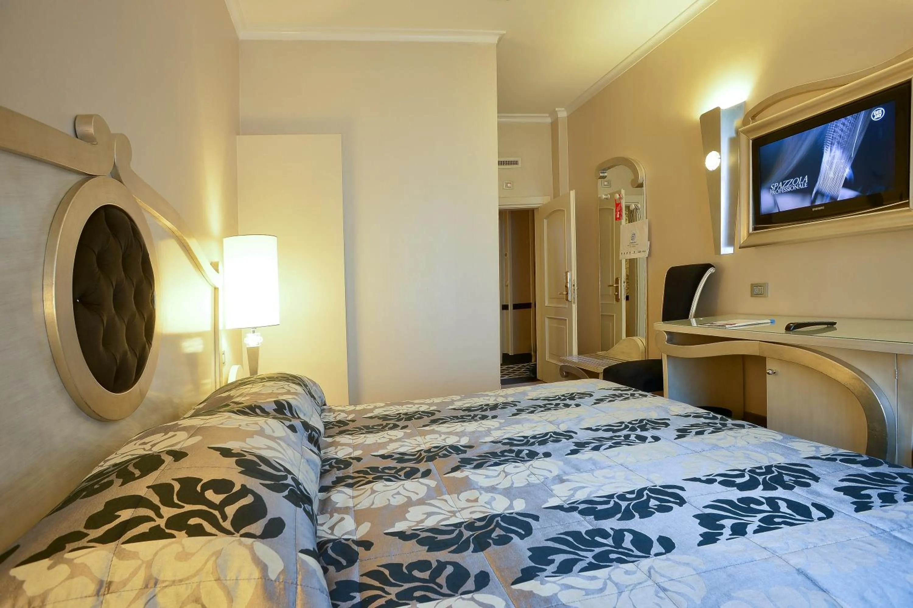 Photo of the whole room, Bed in Zanhotel Tre Vecchi