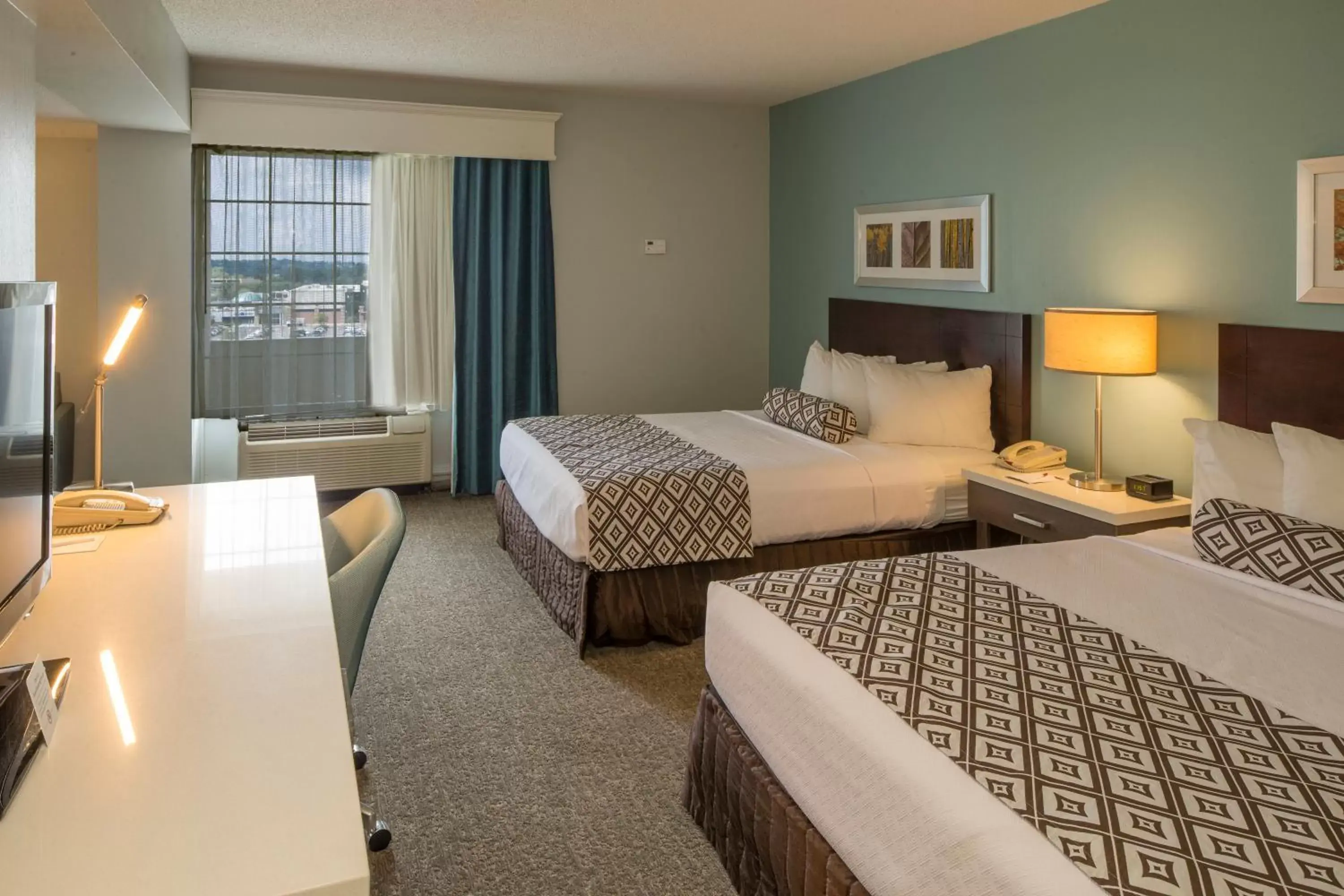 Photo of the whole room, Bed in Crowne Plaza Hotel and Suites Pittsburgh South, an IHG Hotel