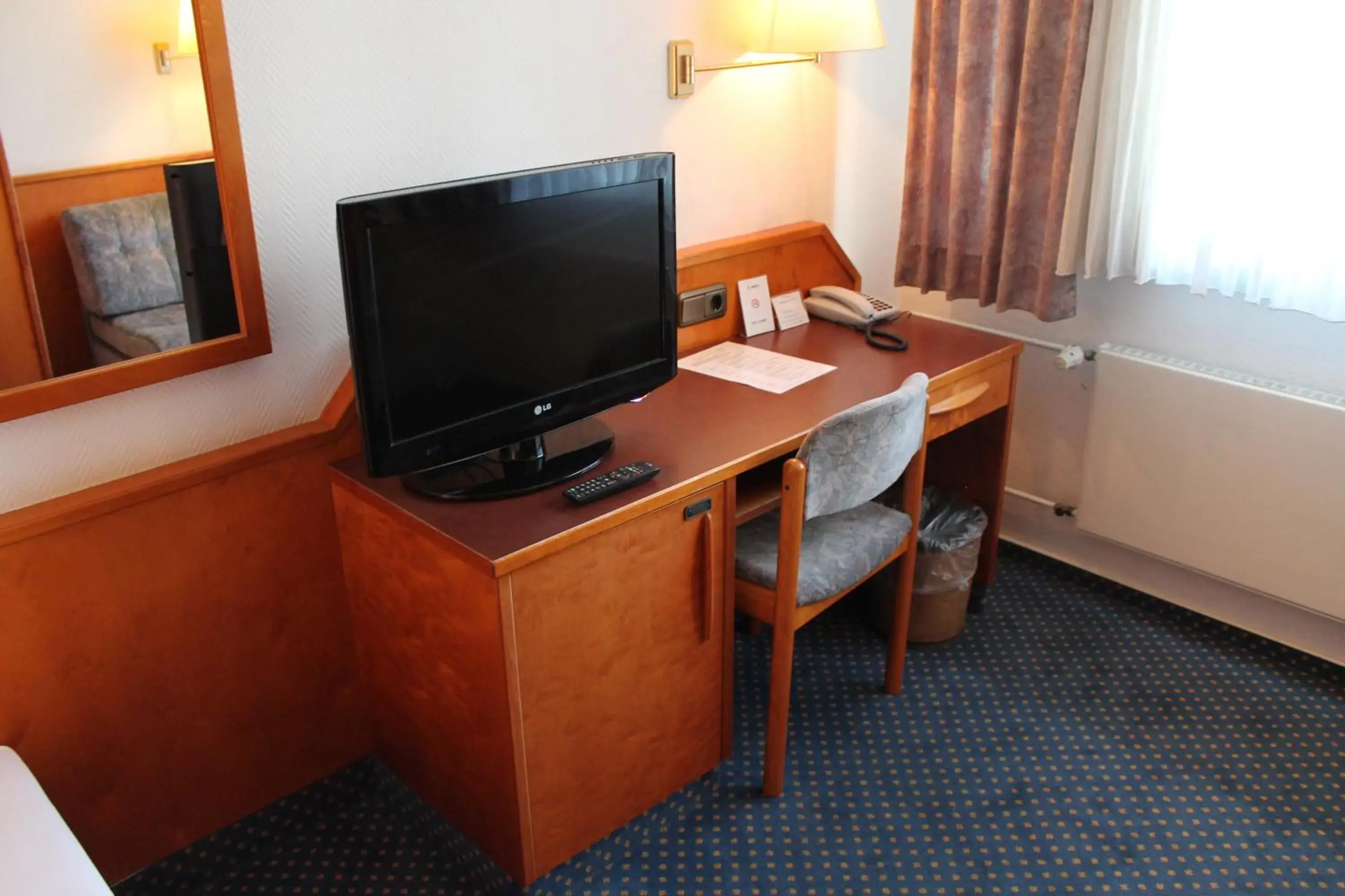 TV and multimedia, TV/Entertainment Center in Hotel Restaurant Seegarten Quickborn