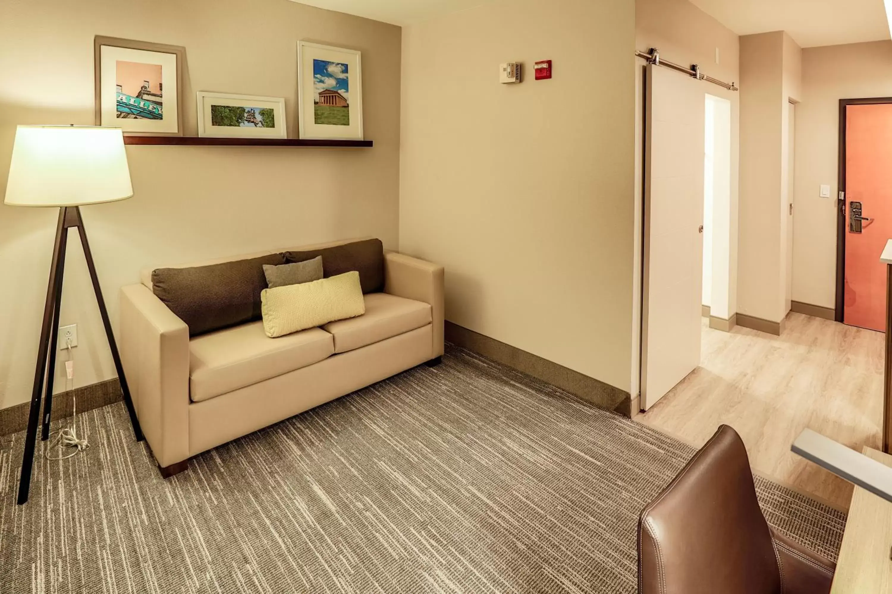 Seating Area in Country Inn & Suites by Radisson, Nashville Airport, TN