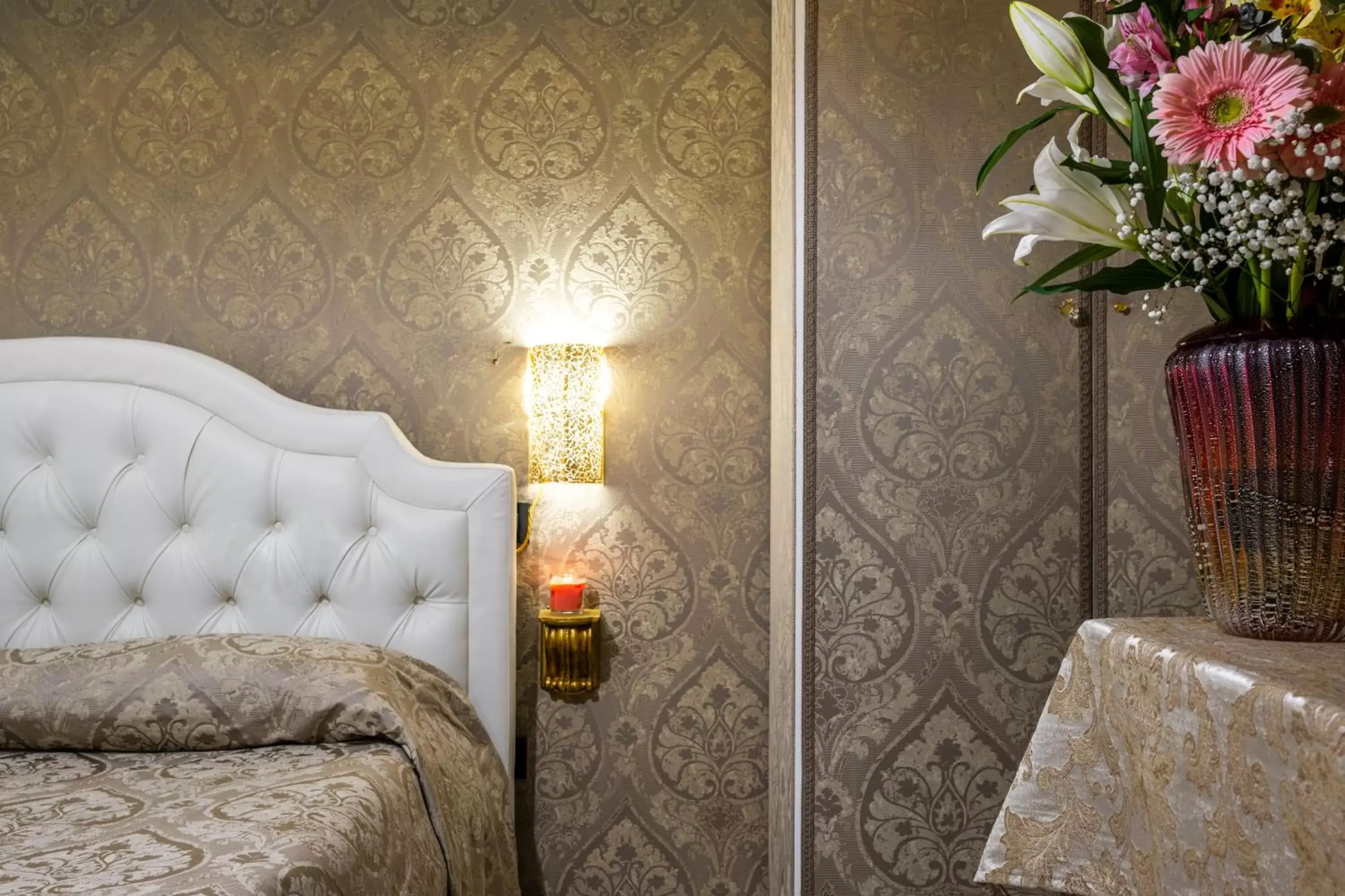 Decorative detail, Bed in Hotel Apostoli Garden