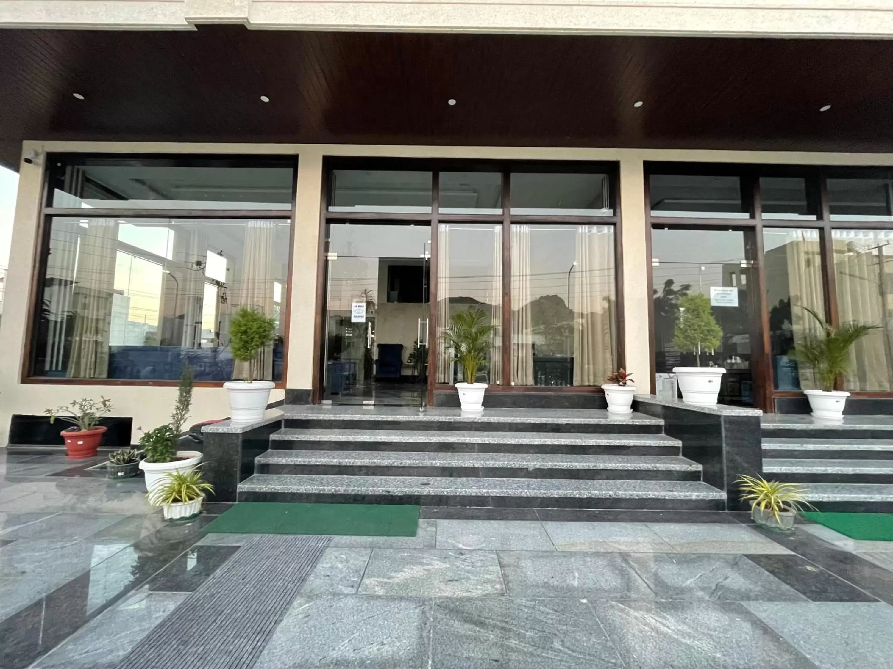 Facade/entrance in Clover Inn Facade/entrance in Clover Inn