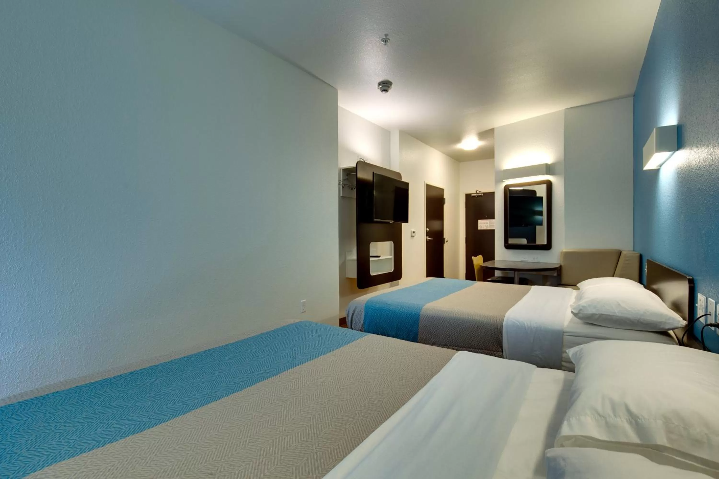 Bedroom, Bed in Motel 6 Poplar Bluff, MO