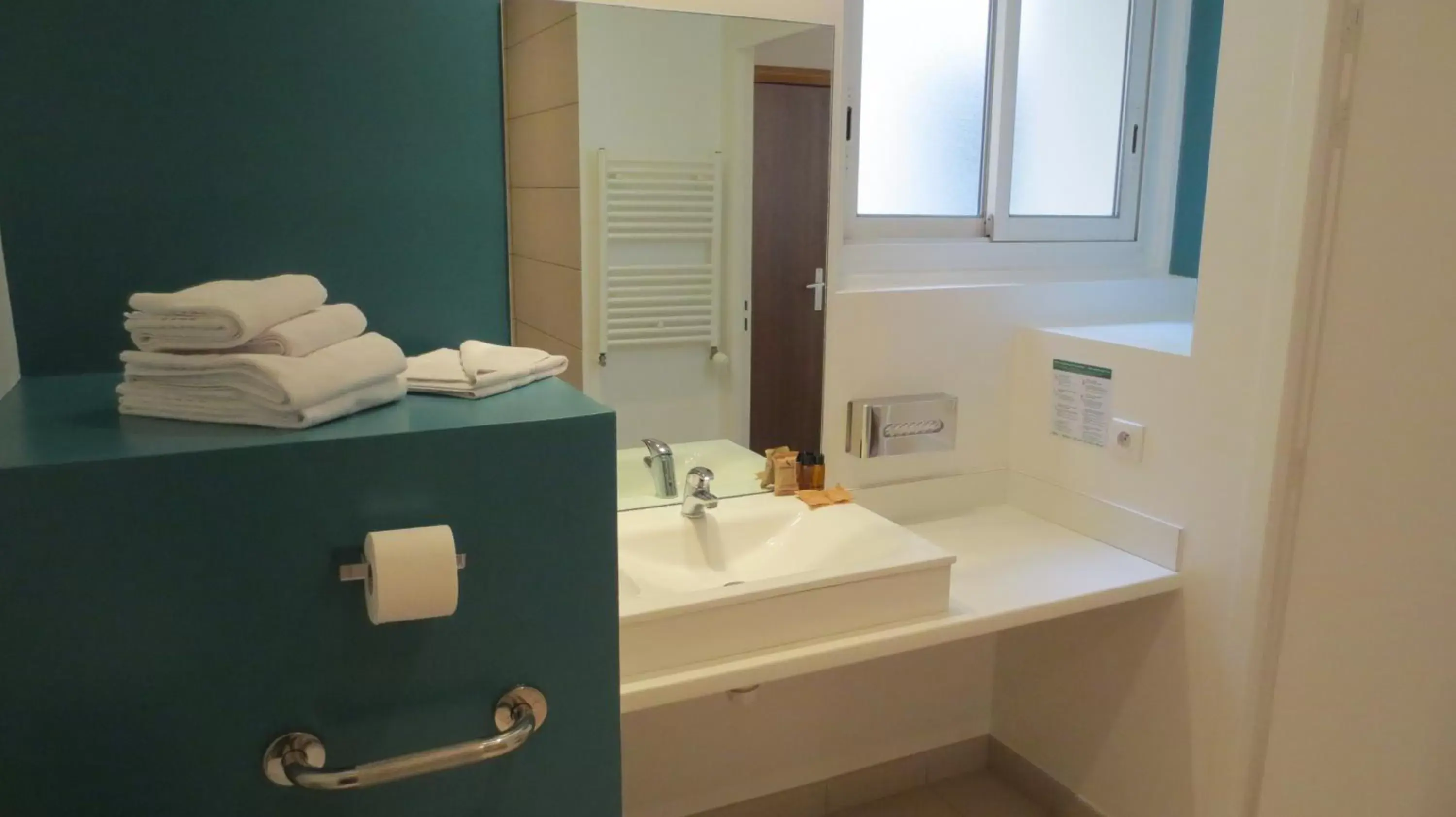 Bathroom in Hotel Le Relais Saint-Jacques