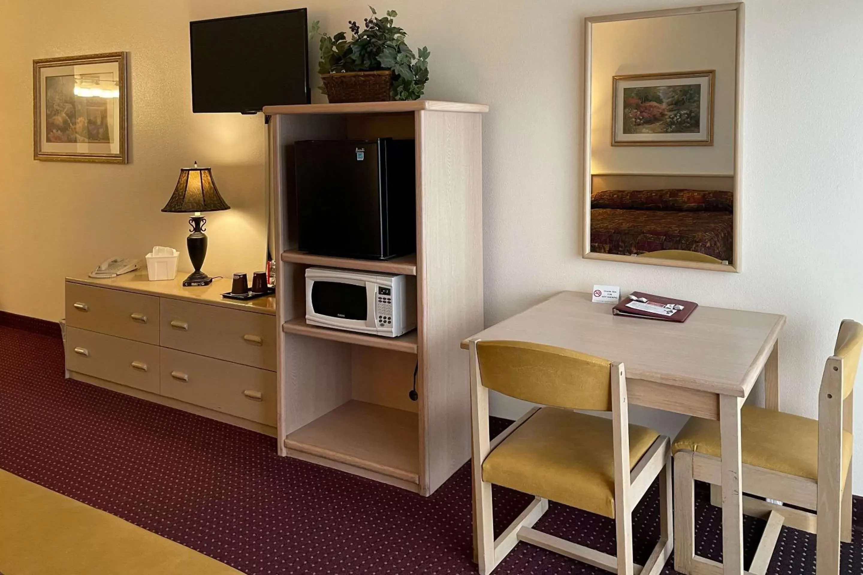 Bedroom, TV/Entertainment Center in Edgewater Inn and Suites