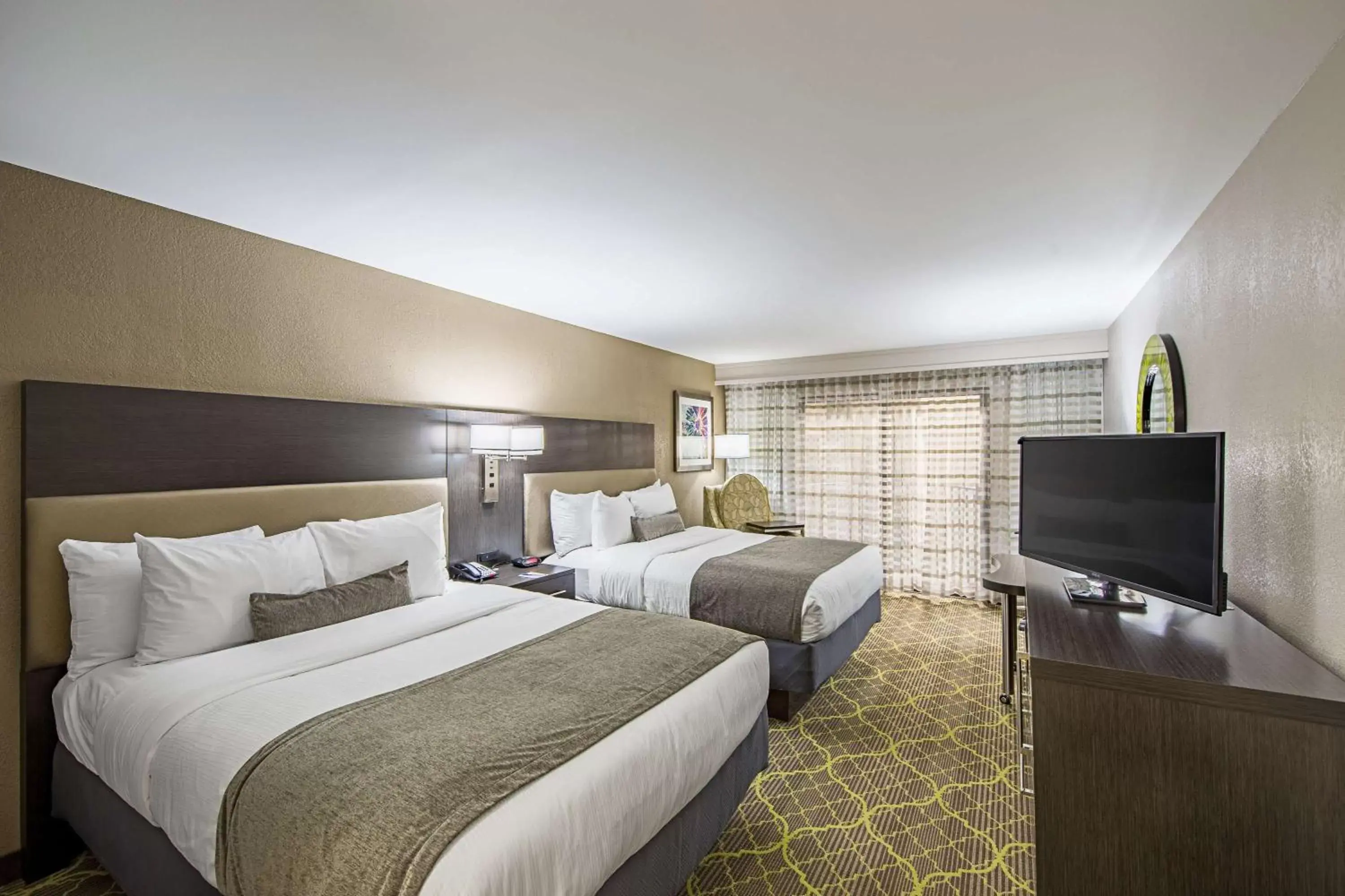 TV and multimedia, Bed in Best Western Plus Clemson Hotel & Conference Center