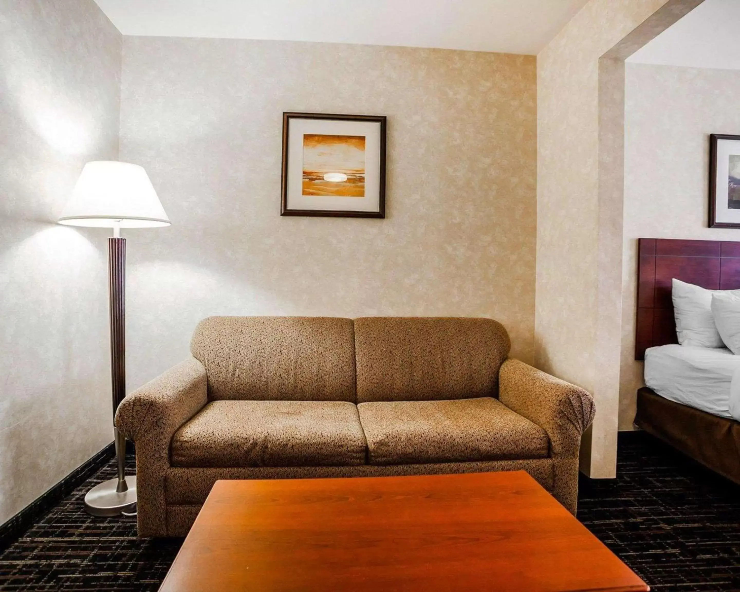 Photo of the whole room, Seating Area in Comfort Suites - Independence