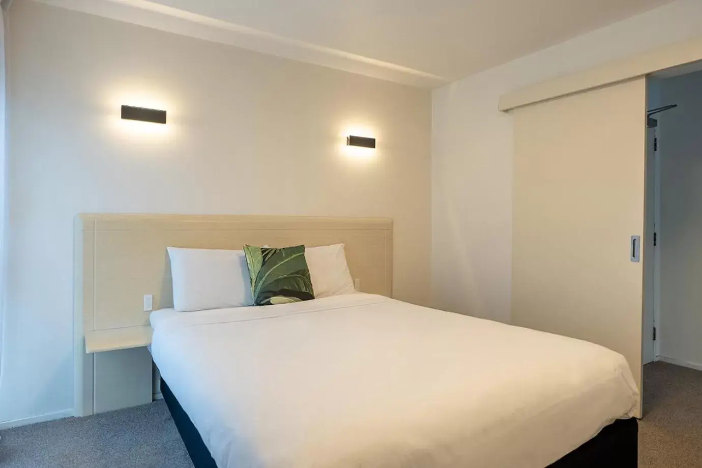 Bed in Mercure Wellington Central City Hotel and Apartments
