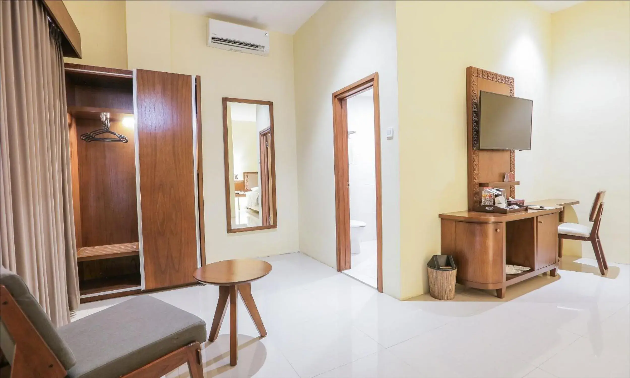 Bedroom, TV/Entertainment Center in Ubud Hotel and Cottages