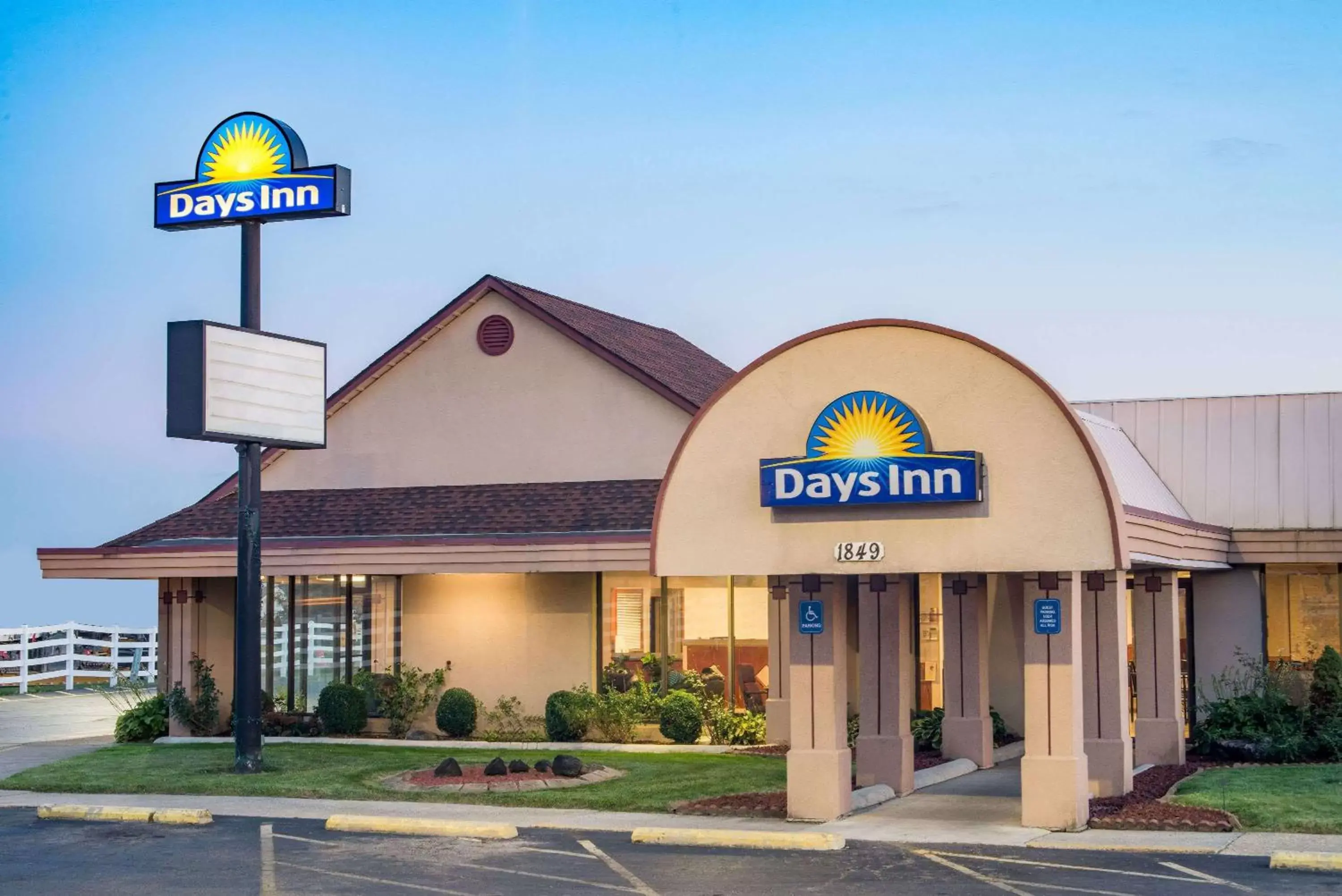Property building in Days Inn by Wyndham Grove City Columbus South