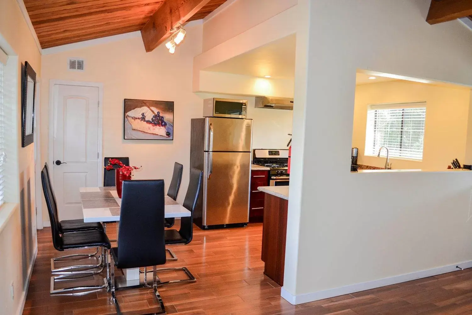 Kitchen or kitchenette, Kitchen/Kitchenette in Indian Creek Inn