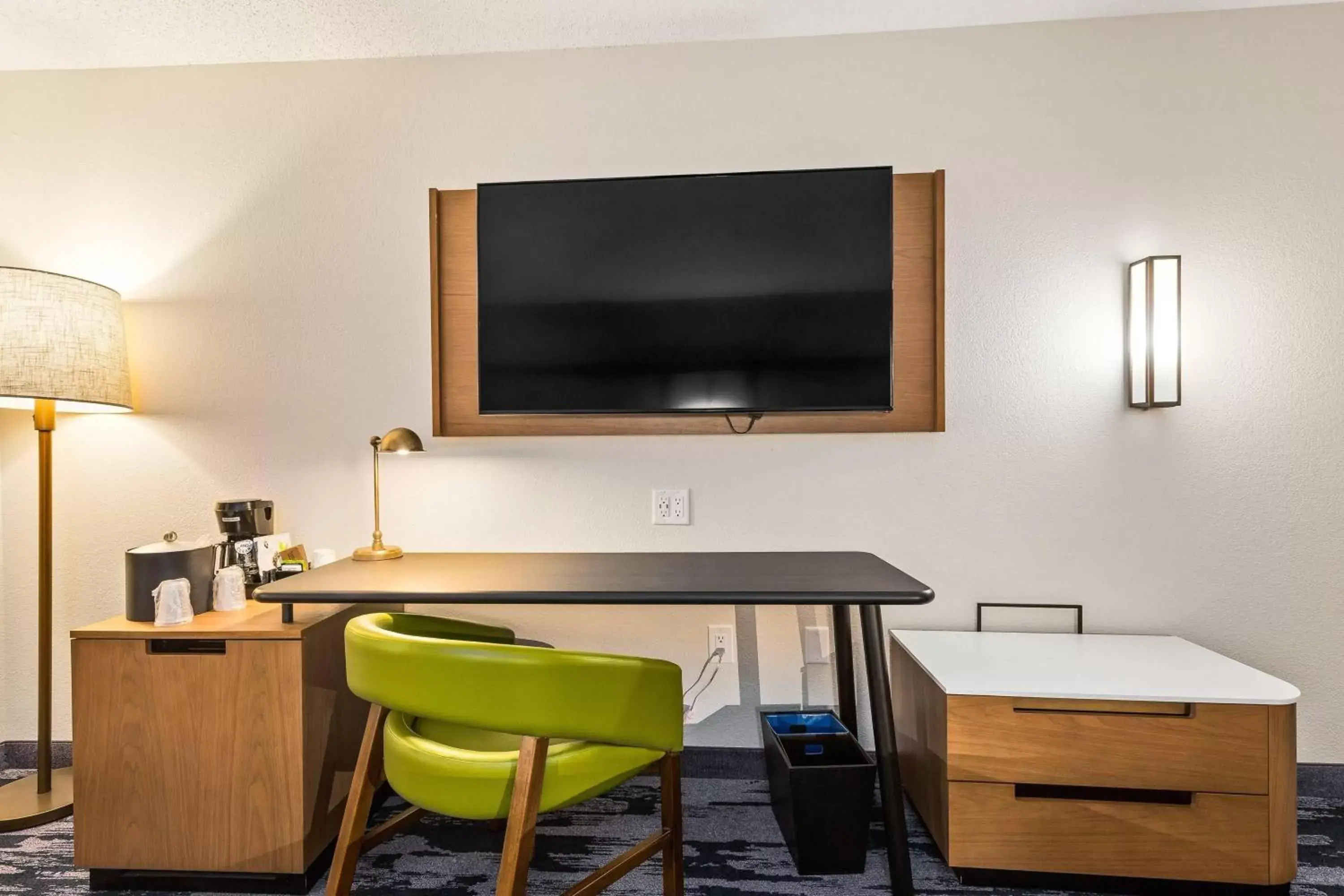 Bedroom, TV/Entertainment Center in Fairfield Inn & Suites Bend Downtown