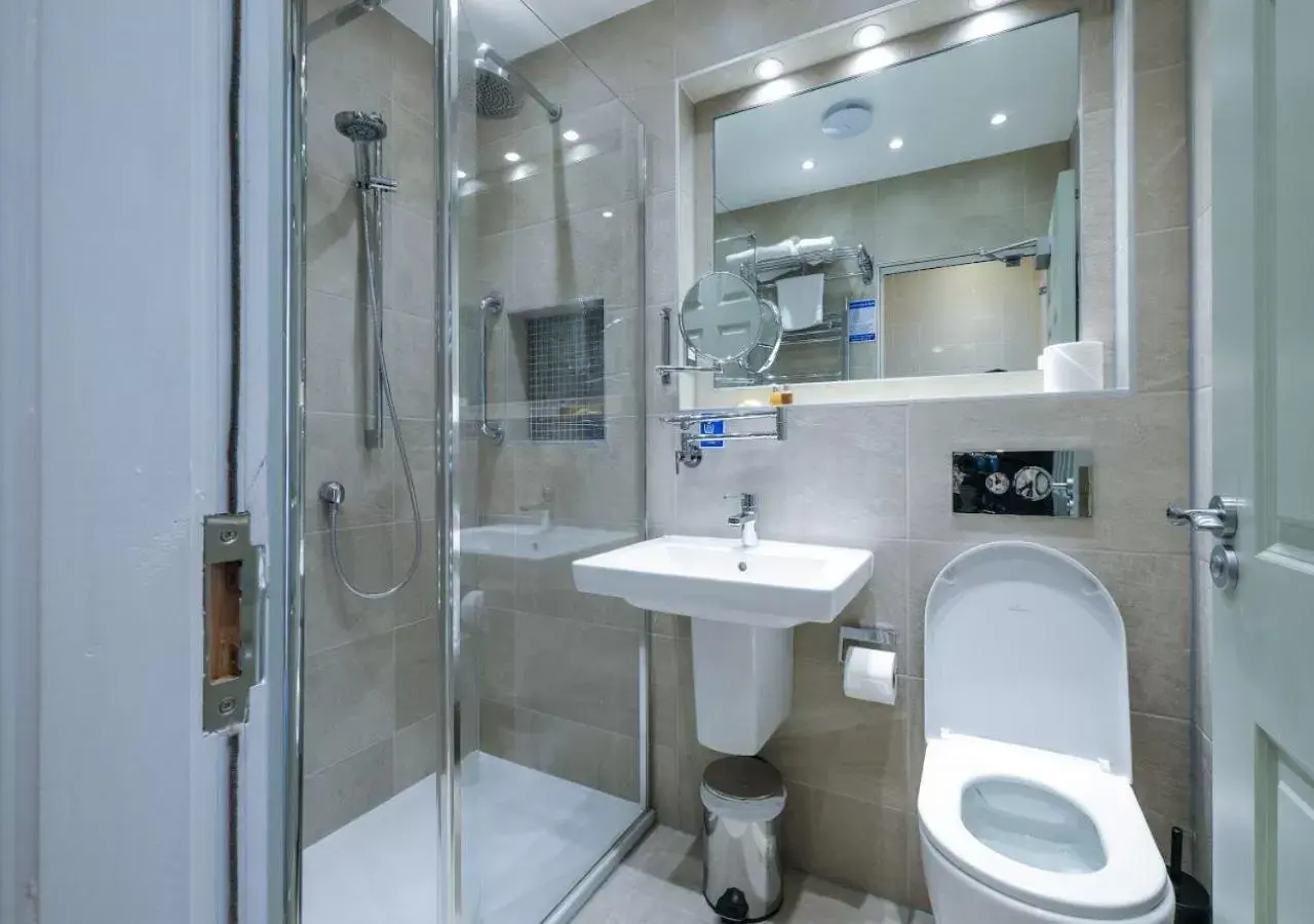 Bathroom in Roxford Lodge Hotel