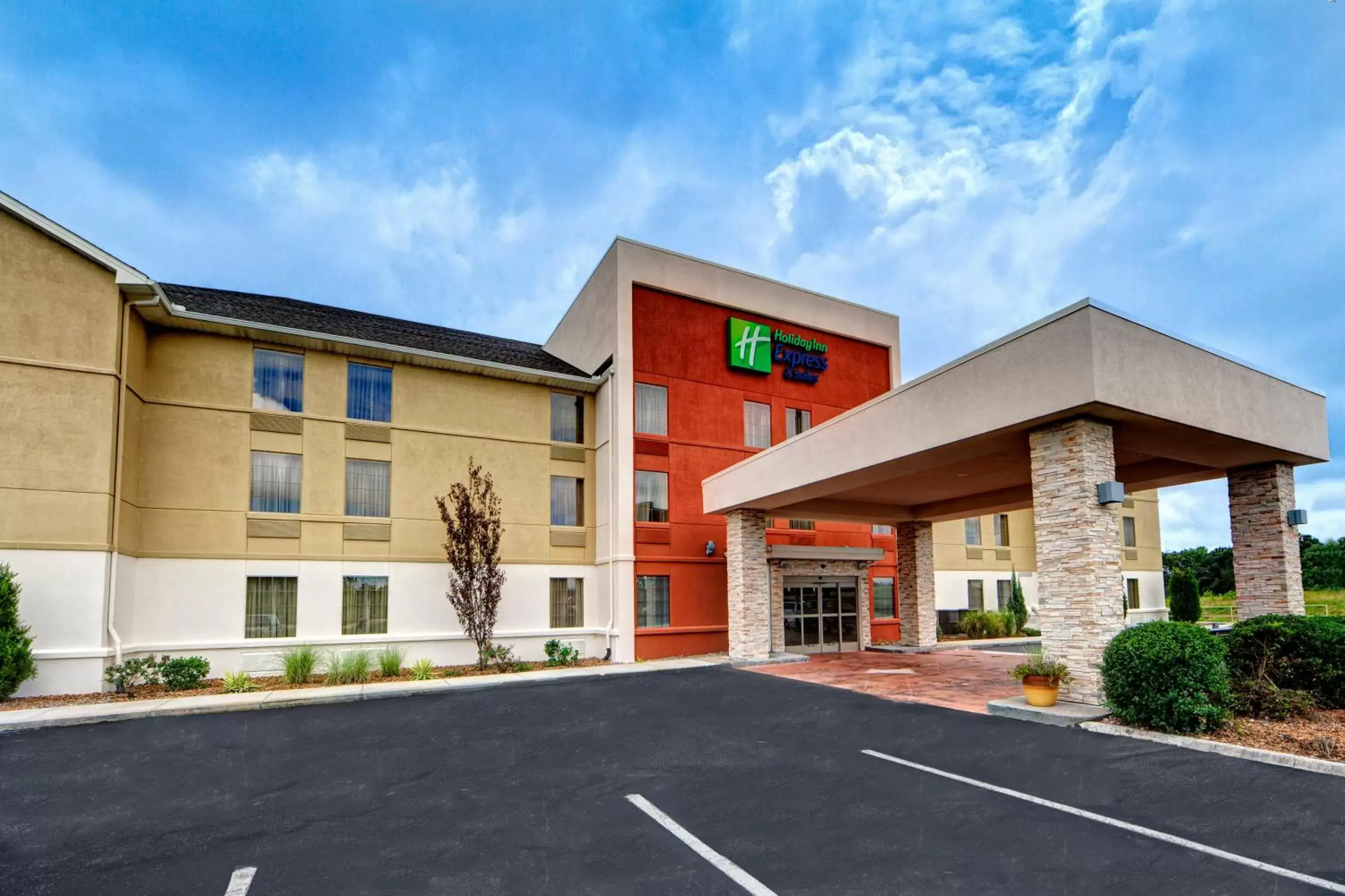 Property Building in Holiday Inn Express & Suites Crossville, an IHG Hotel