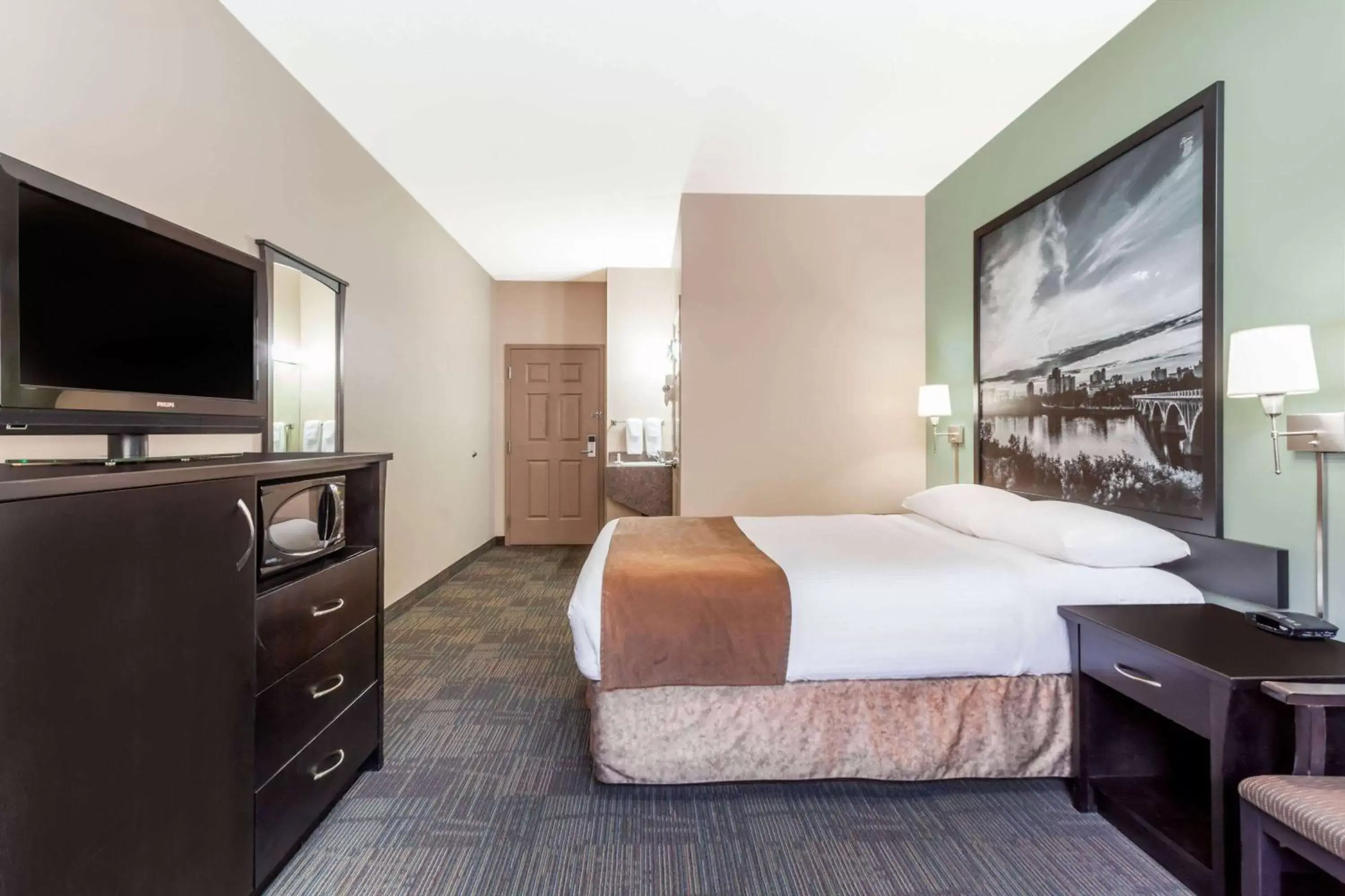 Photo of the whole room, Bed in Super 8 by Wyndham Saskatoon Near Saskatoon Airport