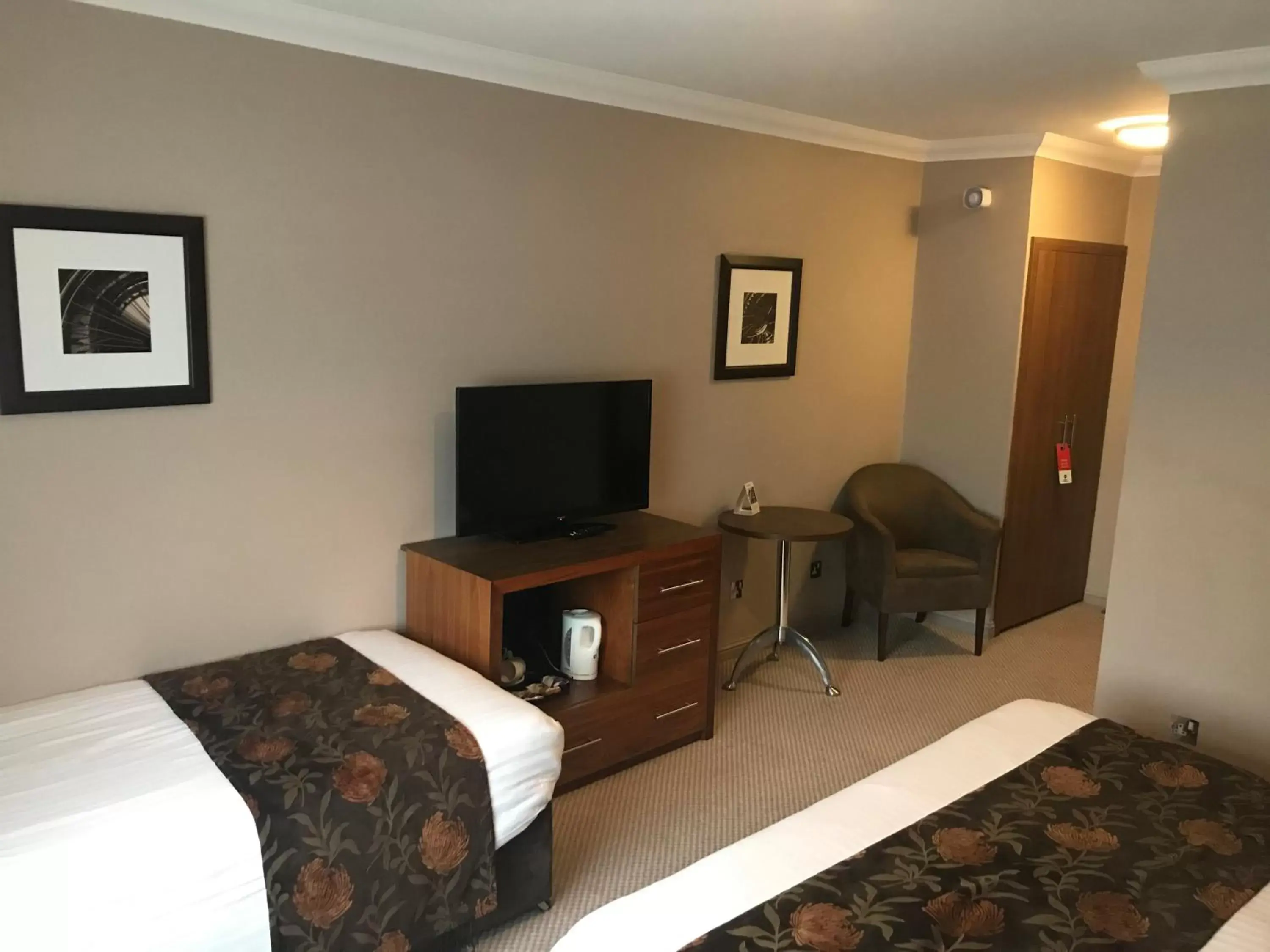 Bedroom, TV/Entertainment Center in Best Western Rockingham Forest Hotel