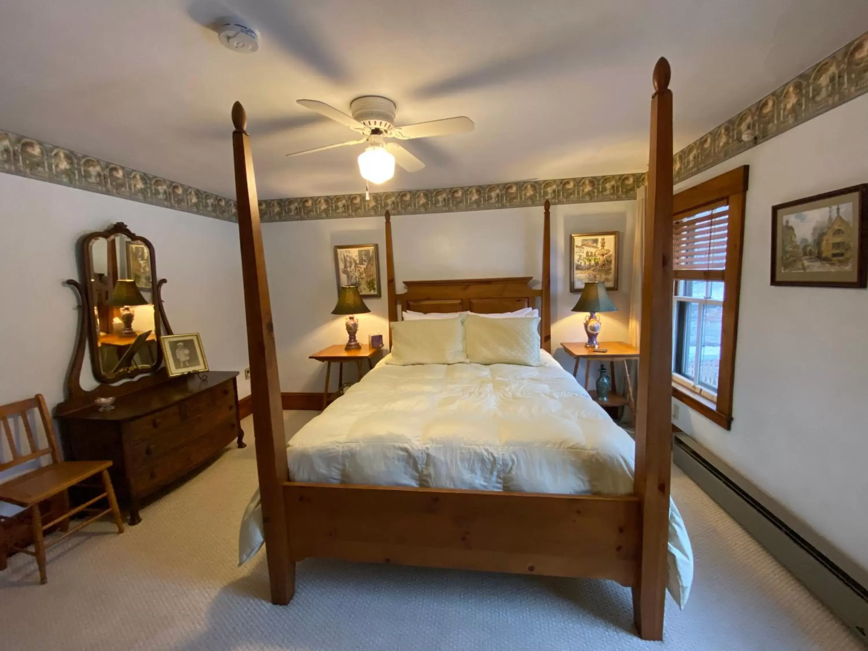 Bedroom, Bed in Follansbee Inn