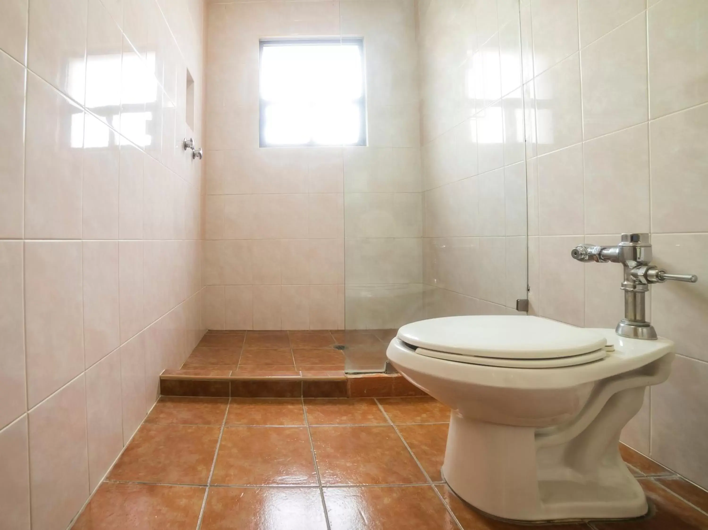 Bathroom in Capital O Autoparador Del Valle,Centro Industrial Tlalnepantla