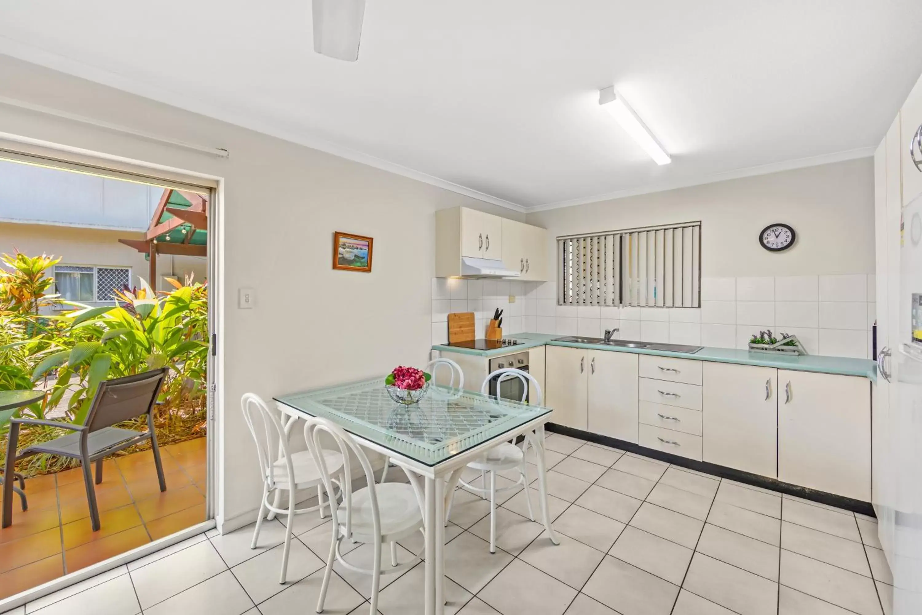 Kitchen or kitchenette, Kitchen/Kitchenette in Koala Court Holiday Apartments