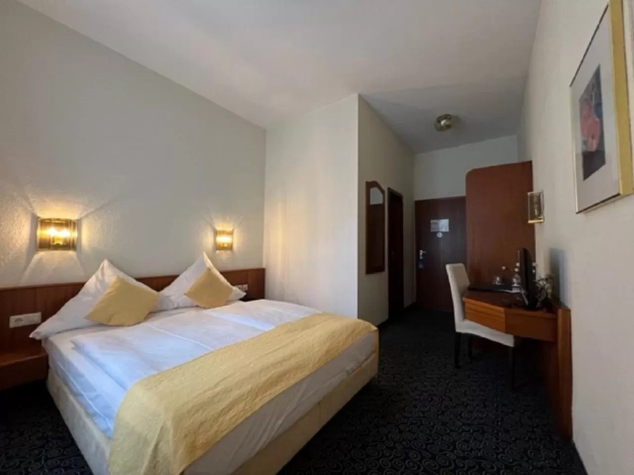 Living room, Bed in Stadthotel