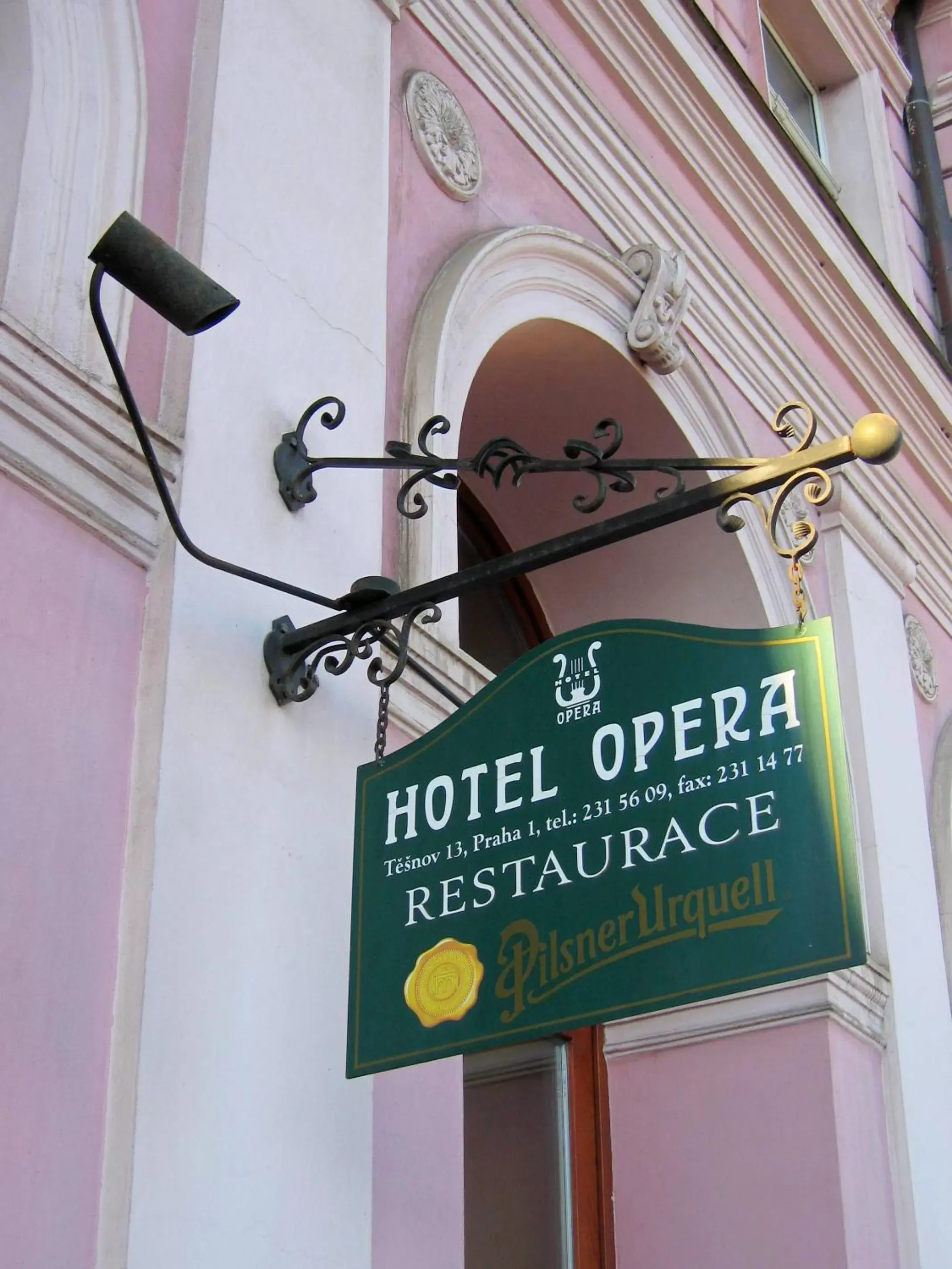 Restaurant/places to eat in Hotel Opera