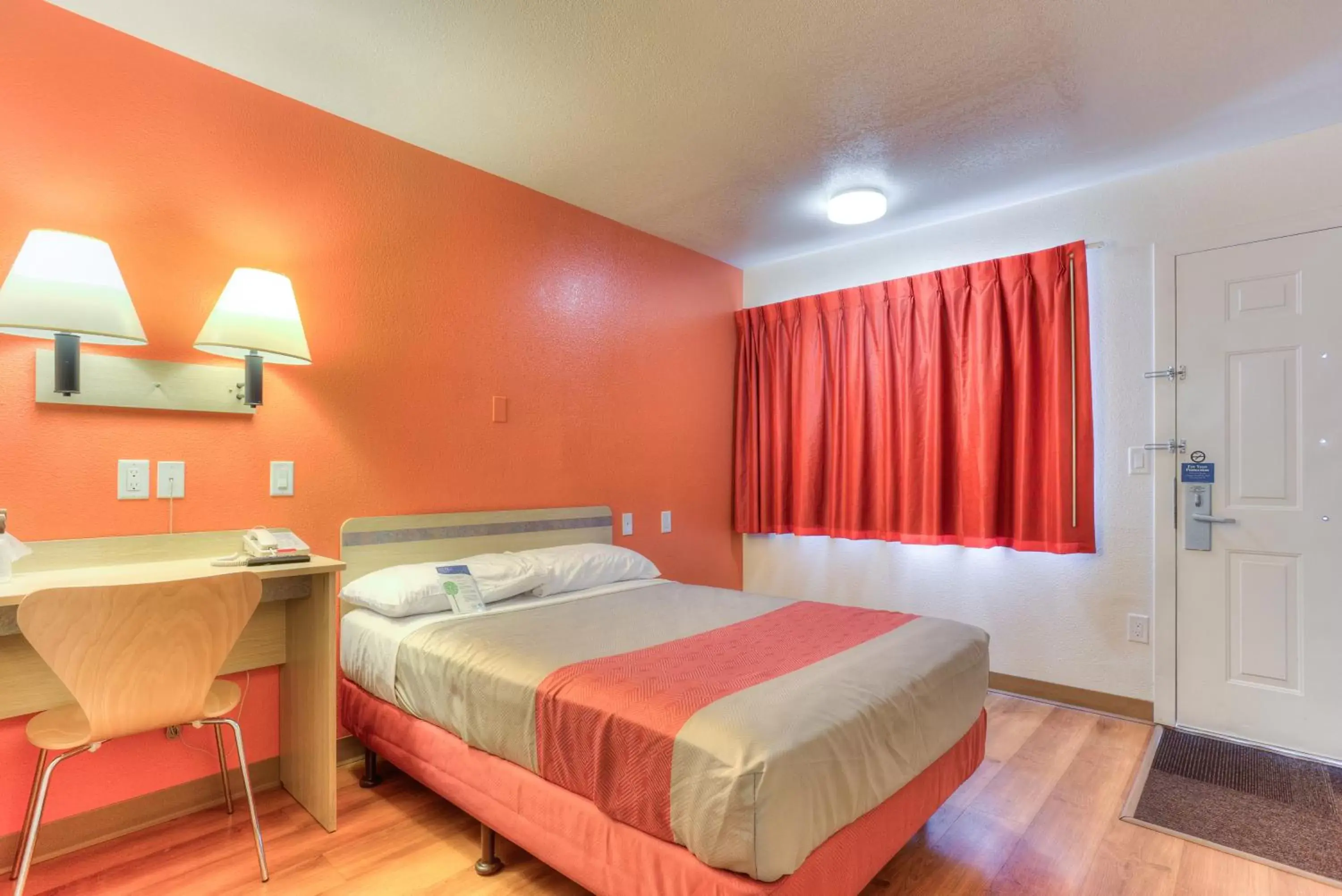 Bed in Motel 6-Tigard, OR - Portland South - Lake Oswego