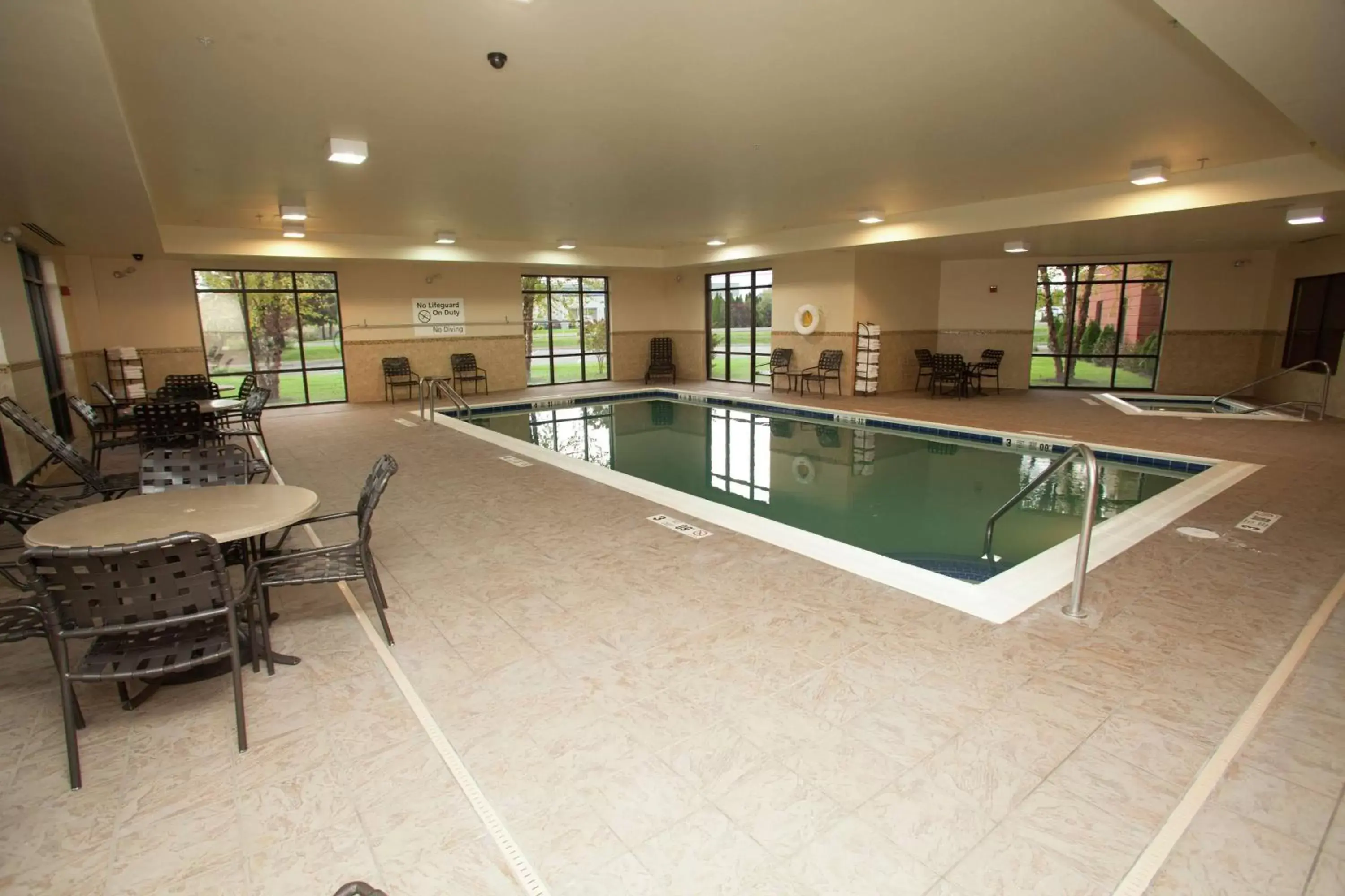 Hot Tub, Swimming Pool in Hampton Inn Elmira/Horseheads