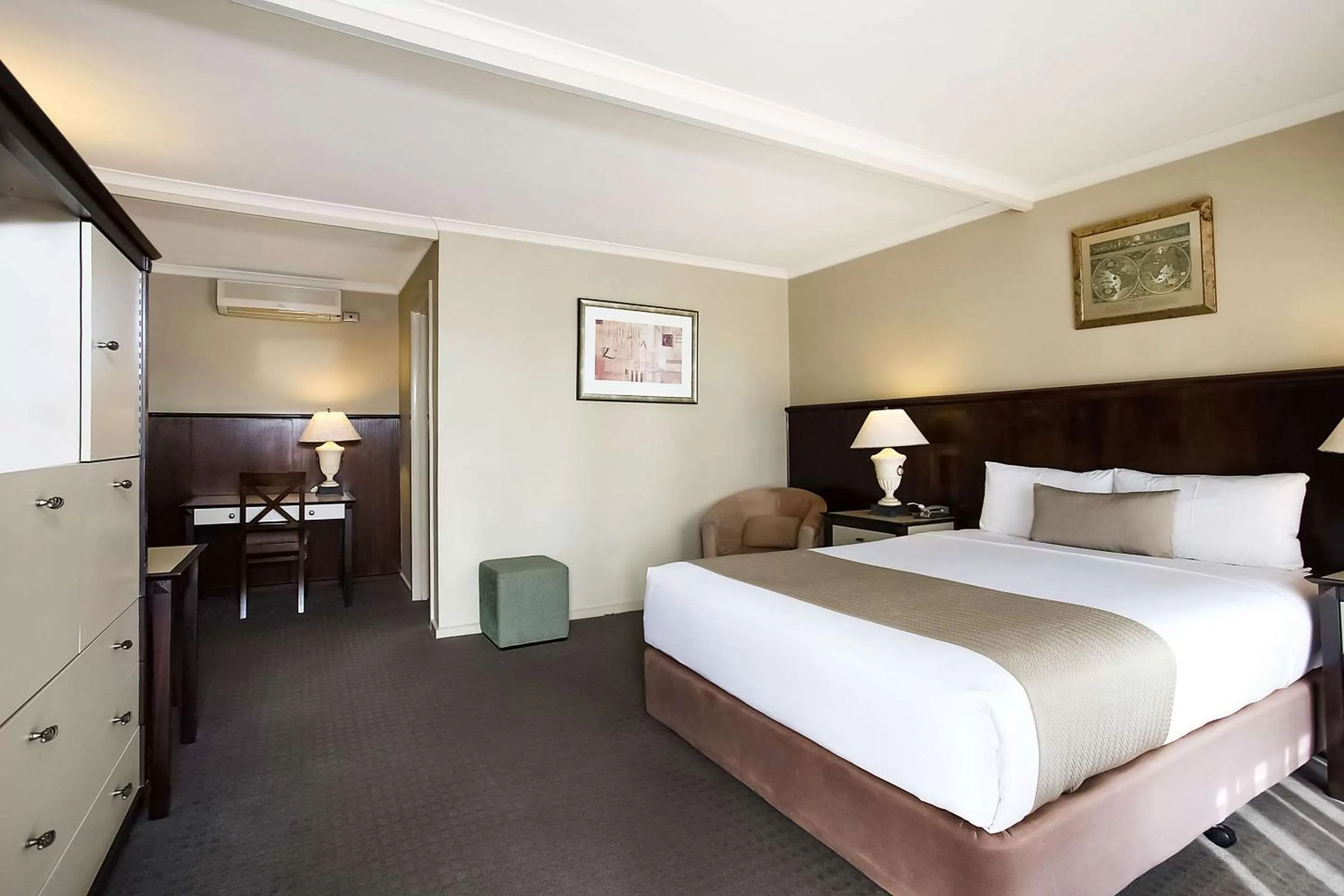 Bedroom, Bed in Comfort Inn On Raglan