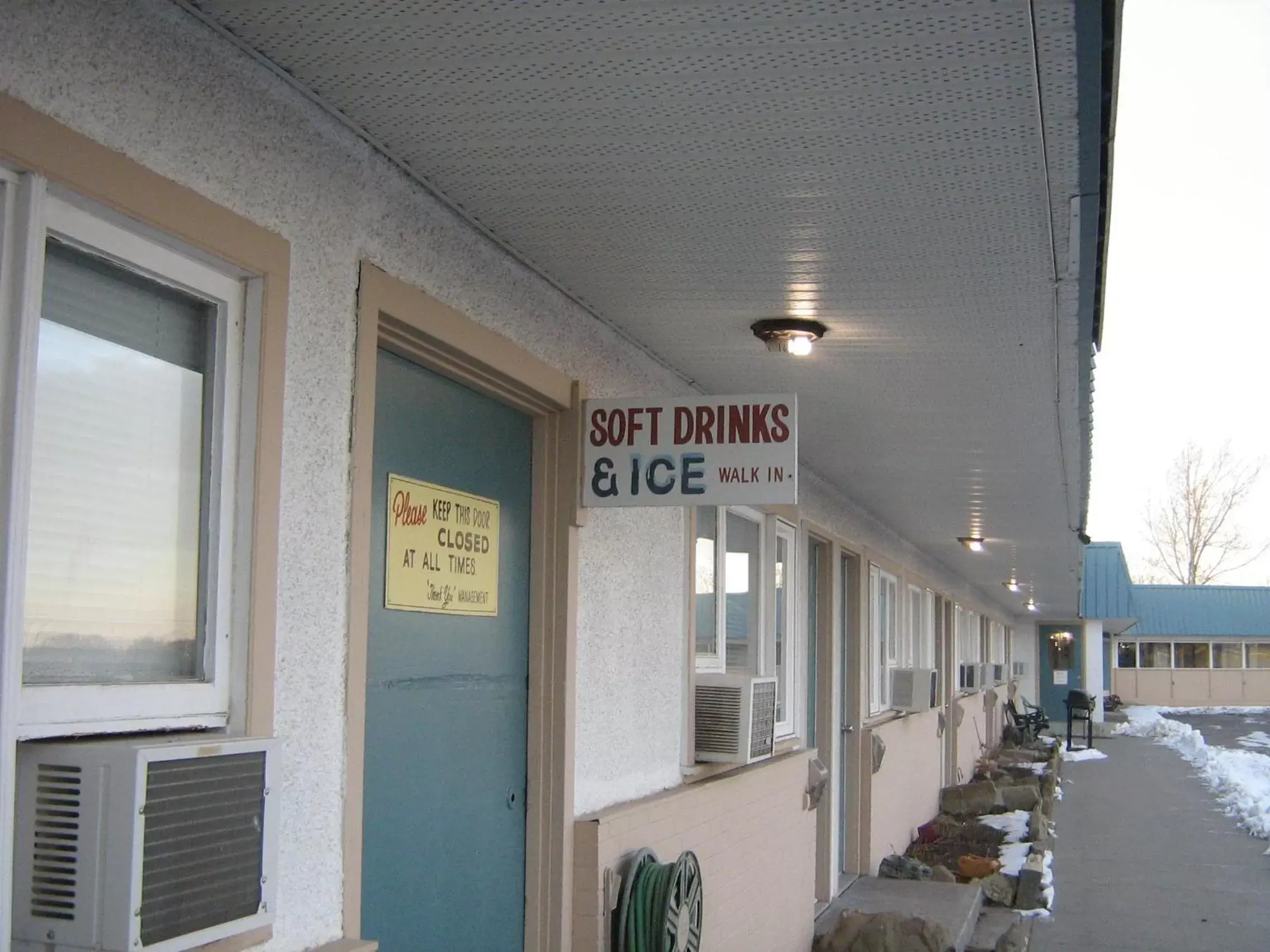 Facade/entrance in Parkway Motel & European Lodges