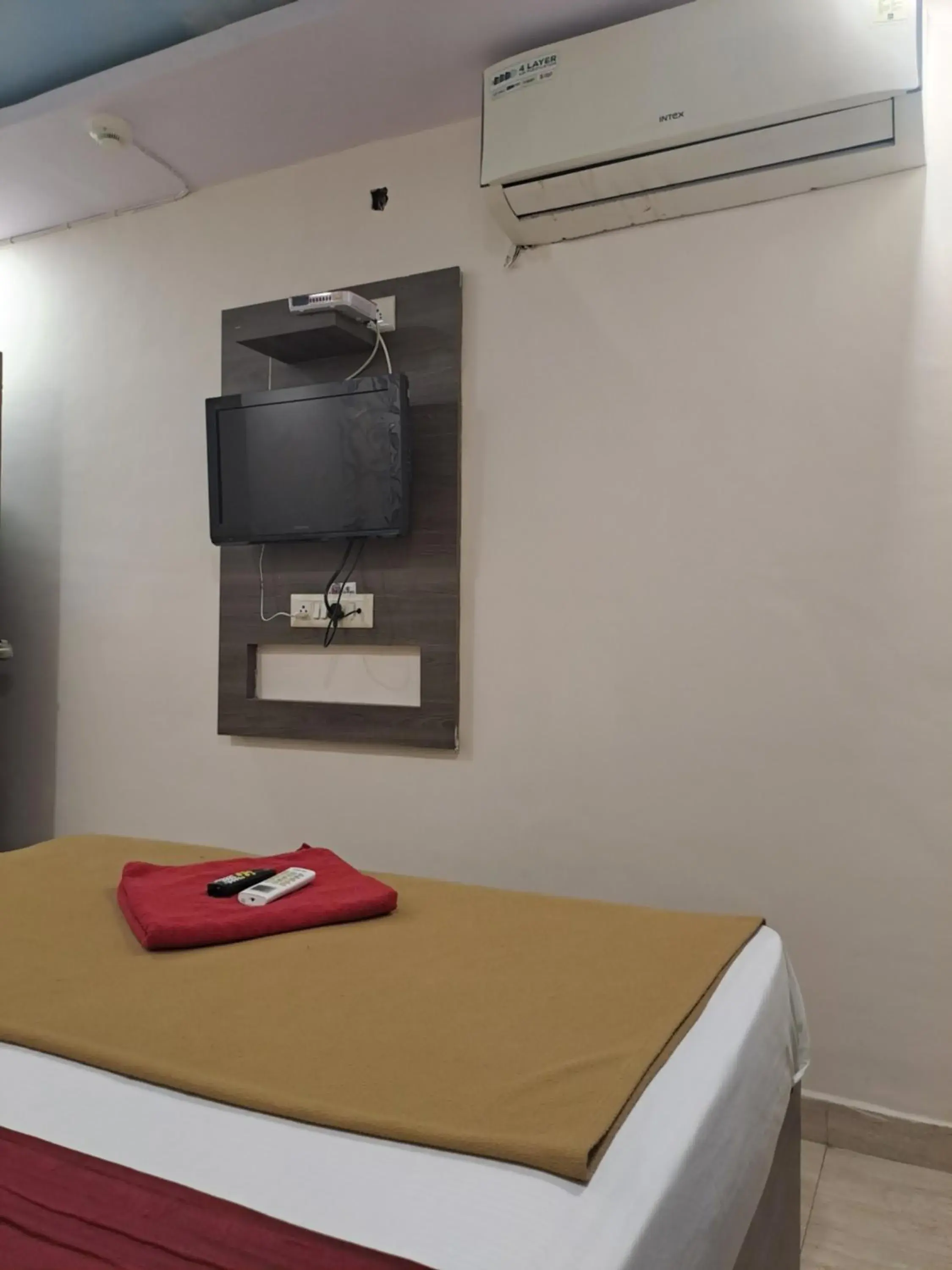 Bed, TV/Entertainment Center in Hotel Gitanjali