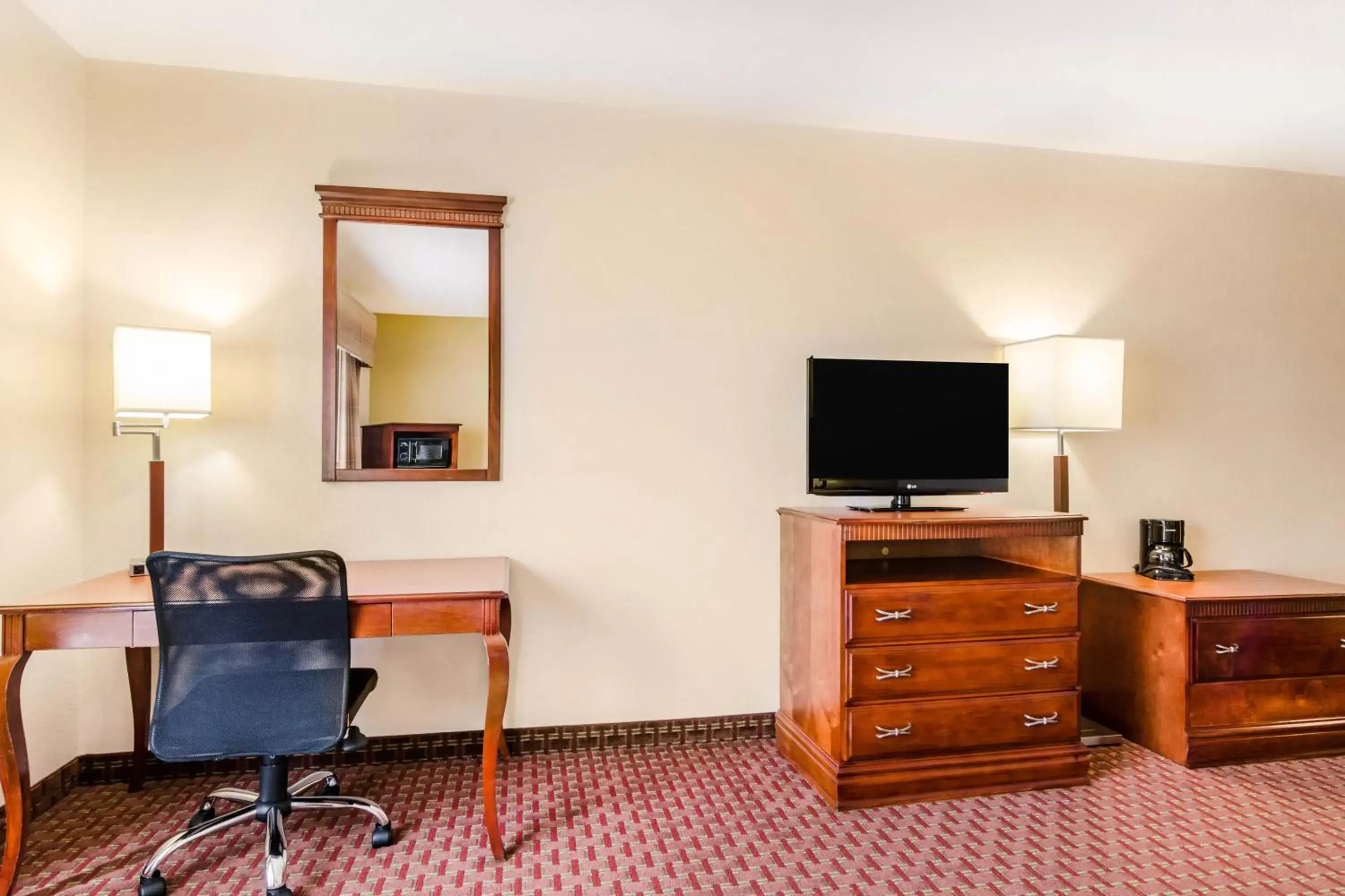 TV and multimedia, TV/Entertainment Center in Quality Inn & Suites Carthage