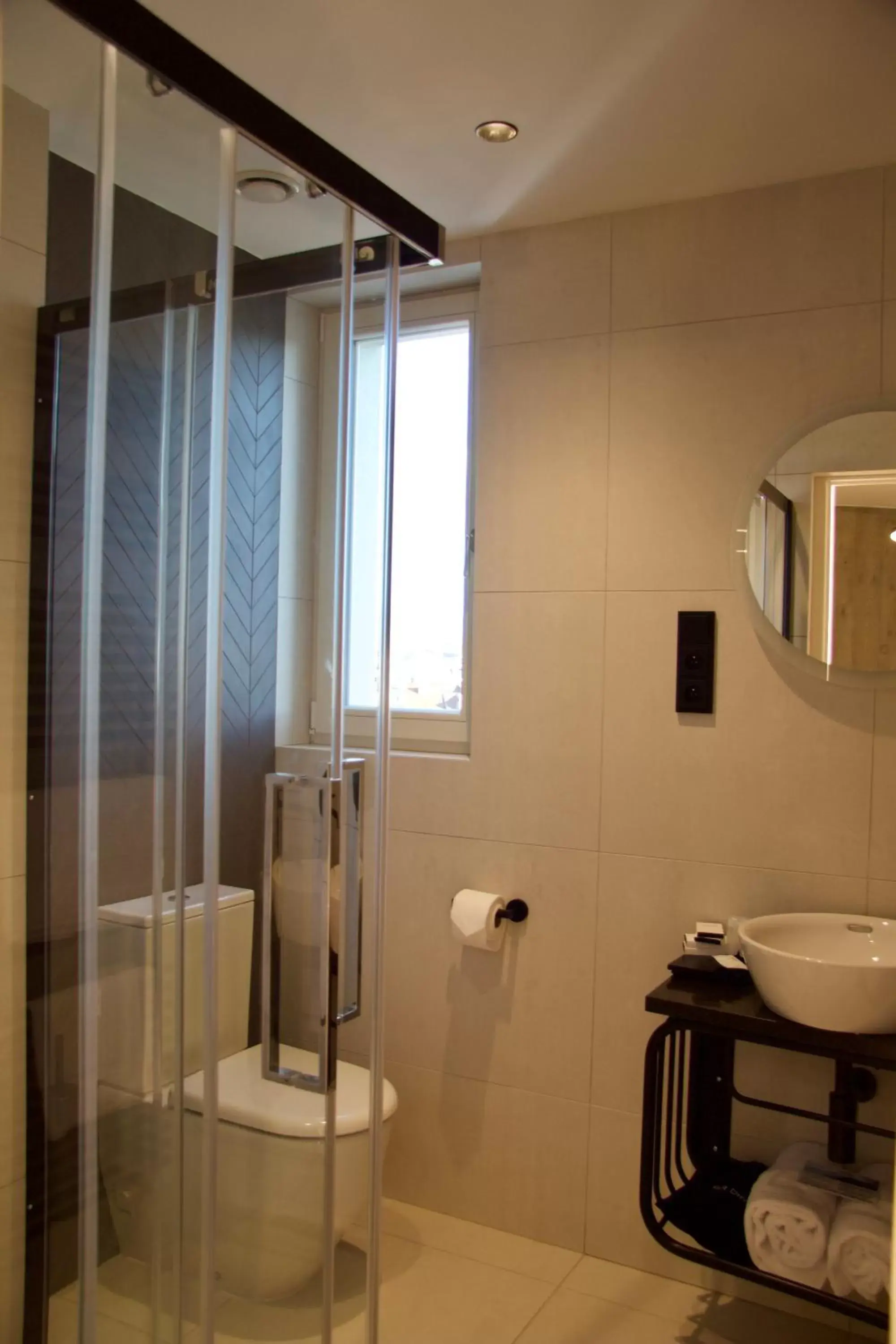 Shower, Bathroom in Chevron Hotel