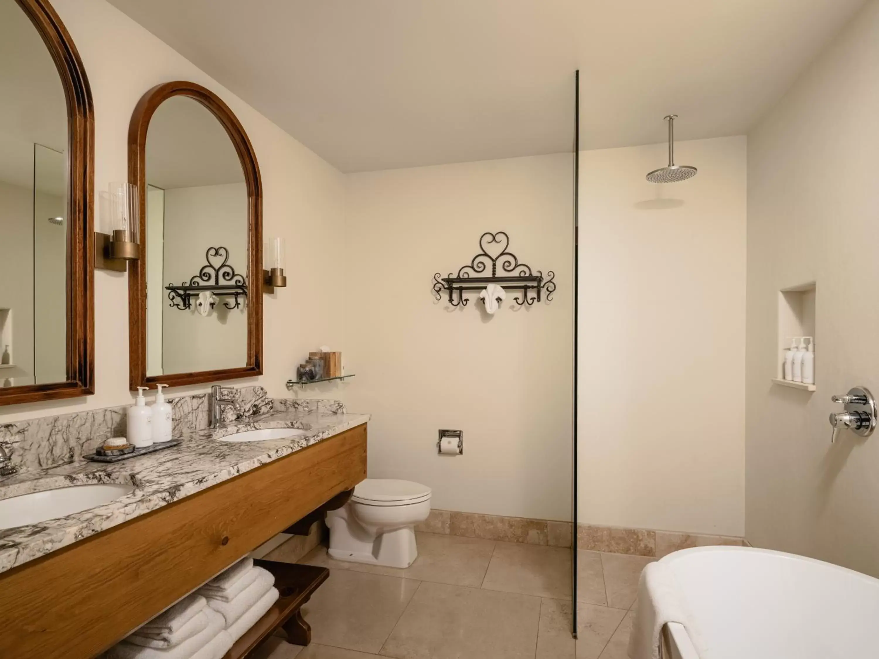 Shower, Bathroom in Enzian Inn